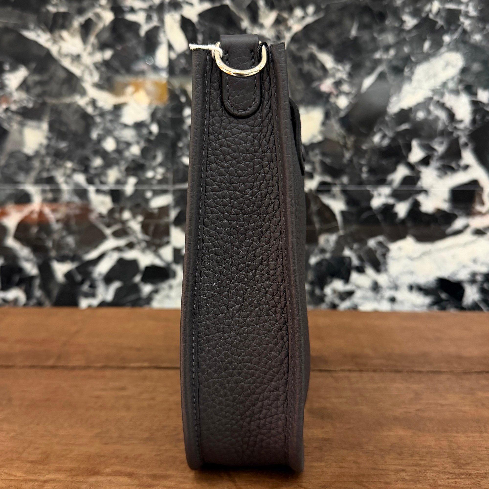 HERMES Evelyn Amazon TPM "Ebene" K刻印 エルメス エブリン アマゾン TPM "エベンヌ" レザーショルダーバッグ K刻印