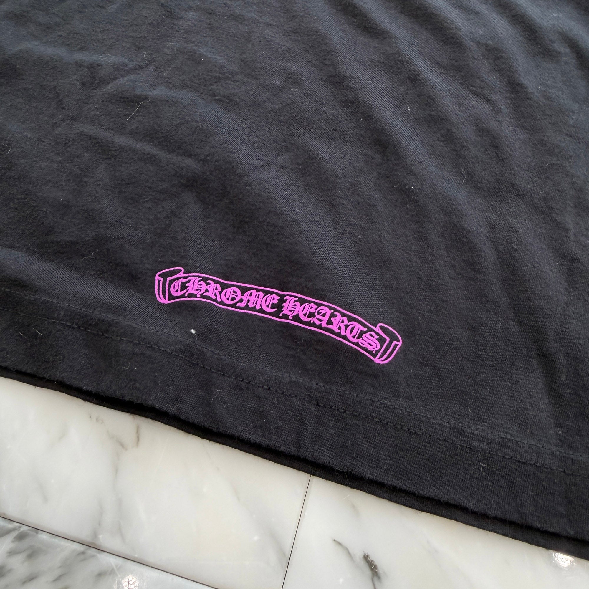 CHROME HEARTS Old English Purple Neck Logo Short Sleeve Tee Size XL クロムハーツ オールドイングリッシュ パープルネックロゴ ショートスリーブ Tシャツ サイズXL