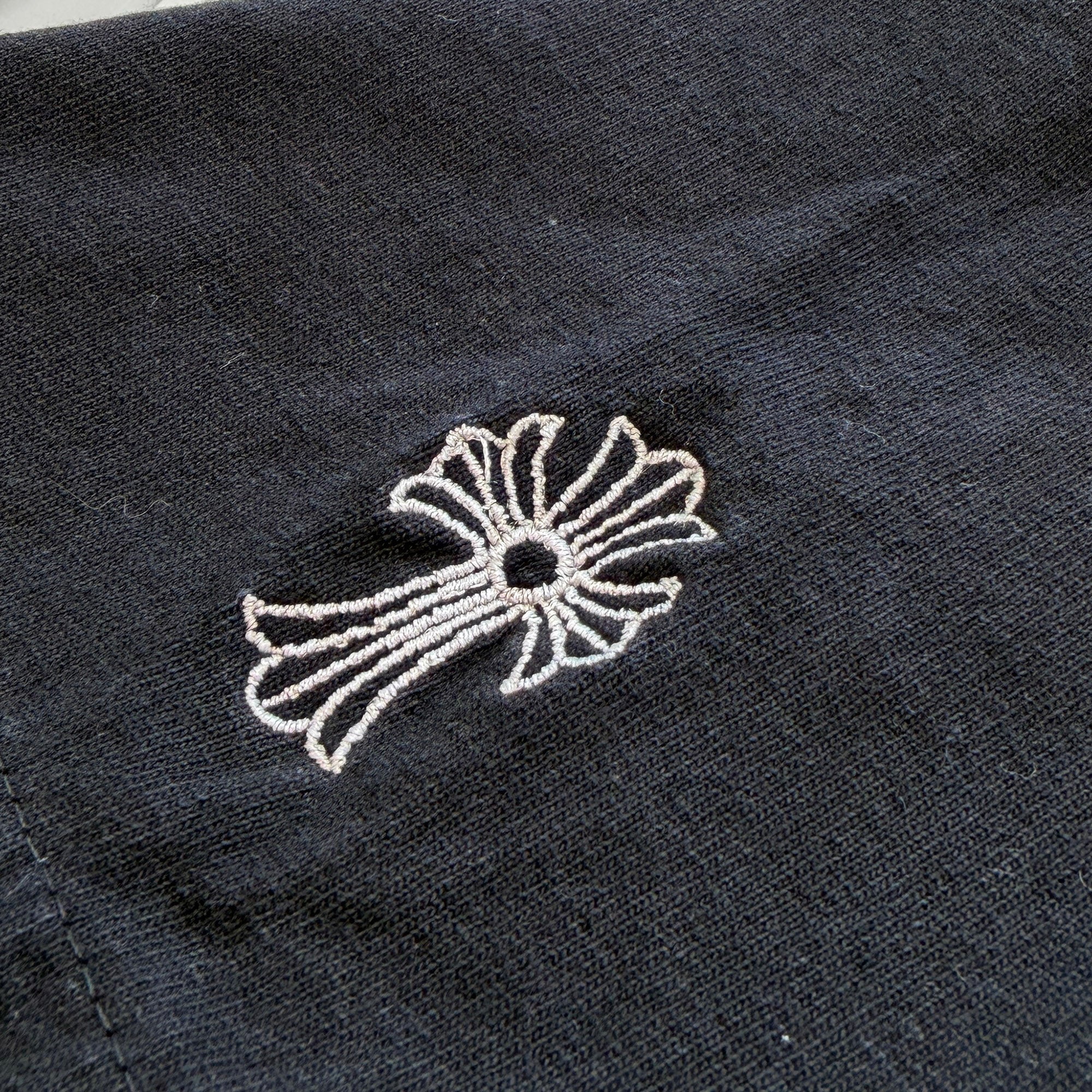 CHROME HEARTS Y NOT Vertical Logo Cross Embroidery Tee Size XL クロムハーツ ワイノット バーティカルロゴ クロス刺繍 Tシャツ サイズXL