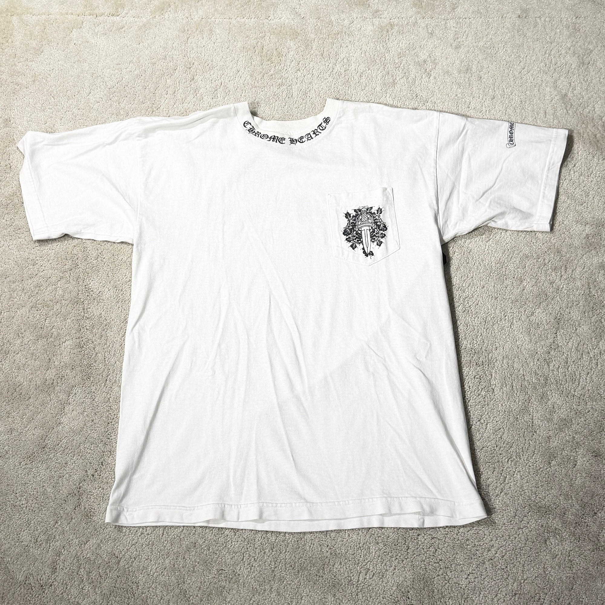 CHROME HEARTS Back Scroll Vine Dagger Neck Logo Tee Size L クロムハーツ バックスクロール ヴァインダガー ネックロゴ Tシャツ サイズL