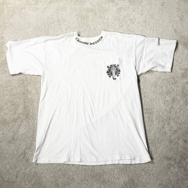 CHROME HEARTS Back Scroll Vine Dagger Neck Logo Tee Size L クロムハーツ バックスクロール ヴァインダガー ネックロゴ Tシャツ サイズL