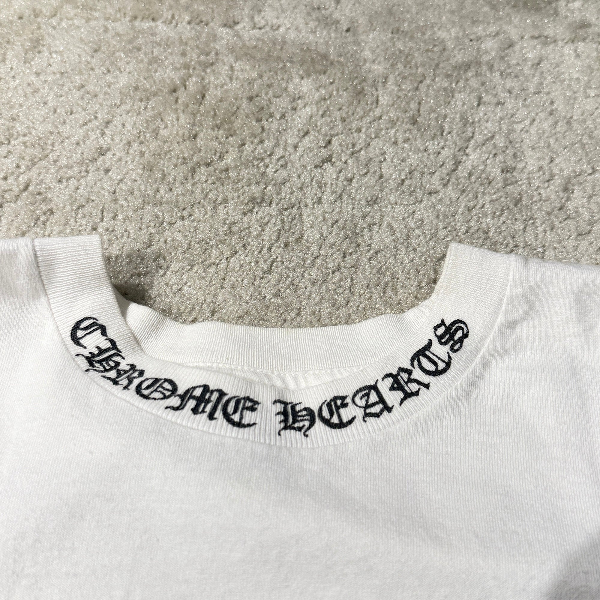 CHROME HEARTS Back Scroll Vine Dagger Neck Logo Tee Size L クロムハーツ バックスクロール ヴァインダガー ネックロゴ Tシャツ サイズL