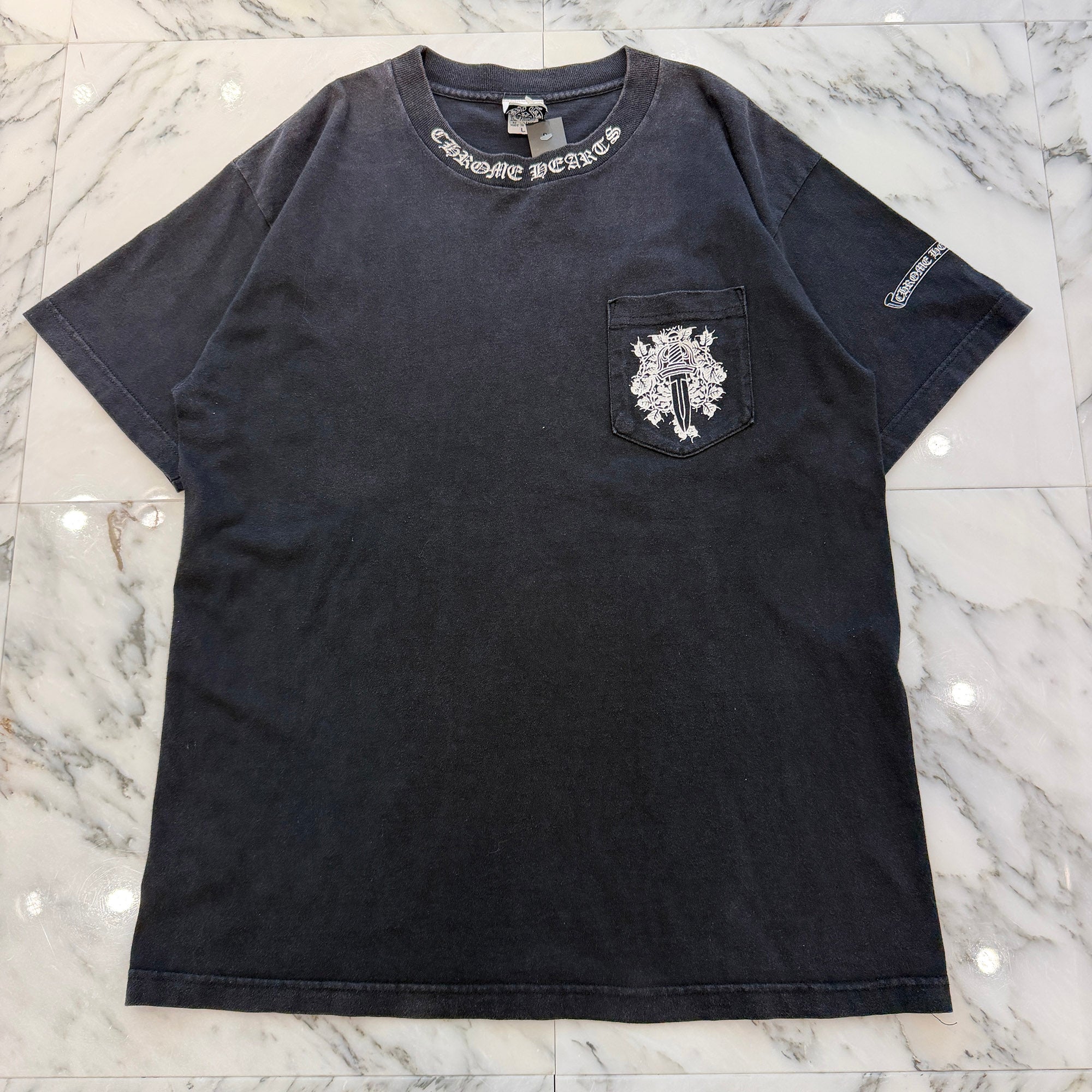 CHROME HEARTS Neck Logo Back Scroll Vine Dagger Tee Size L クロムハーツ ネックロゴ バックスクロール ヴァインダガー Tシャツ サイズL