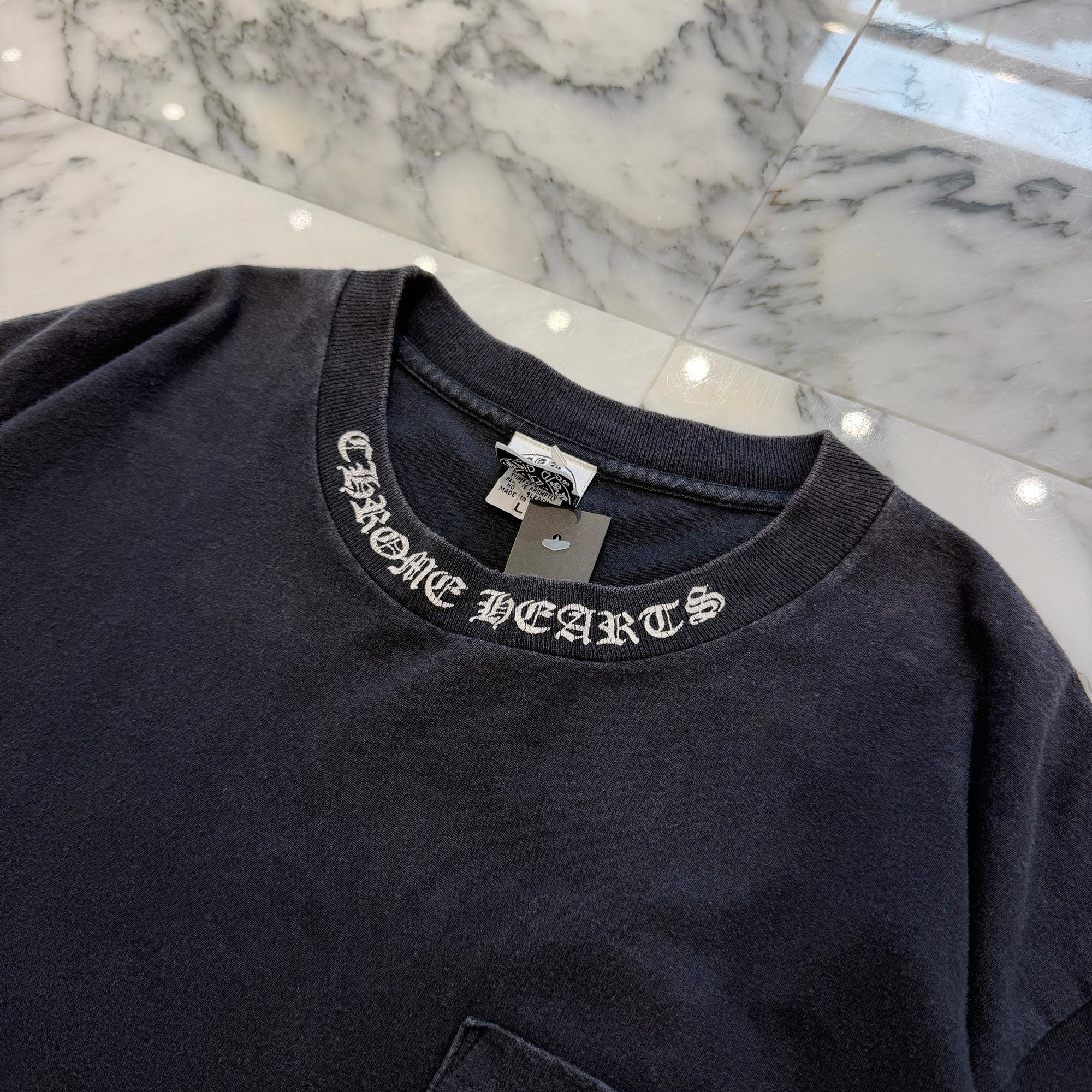 CHROME HEARTS Neck Logo Back Scroll Vine Dagger Tee Size L クロムハーツ ネックロゴ バックスクロール ヴァインダガー Tシャツ サイズL