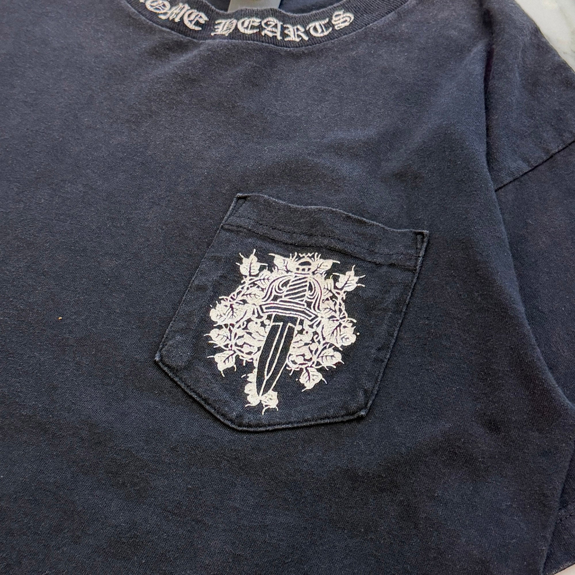CHROME HEARTS Neck Logo Back Scroll Vine Dagger Tee Size L クロムハーツ ネックロゴ バックスクロール ヴァインダガー Tシャツ サイズL