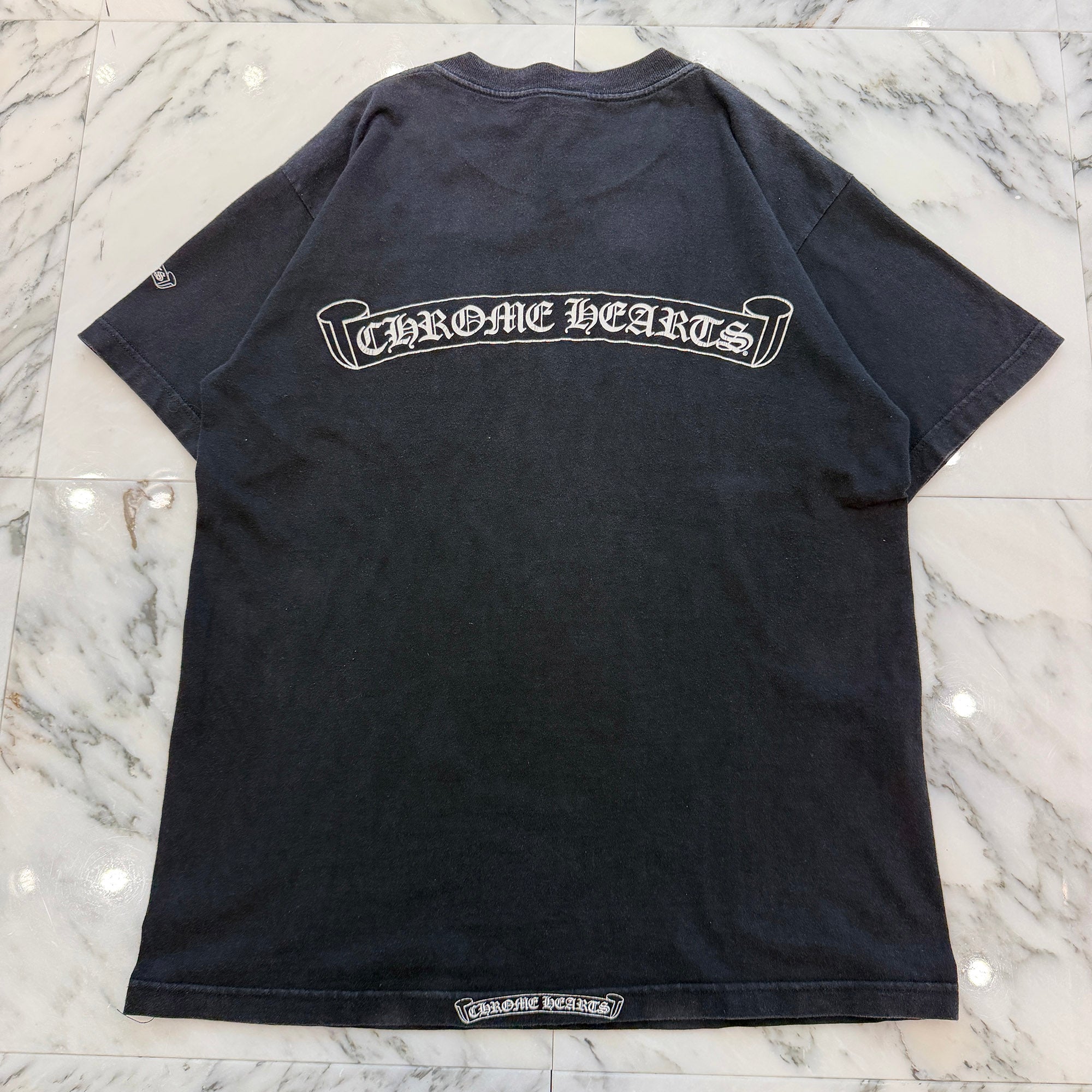 CHROME HEARTS Neck Logo Back Scroll Vine Dagger Tee Size L クロムハーツ ネックロゴ バックスクロール ヴァインダガー Tシャツ サイズL