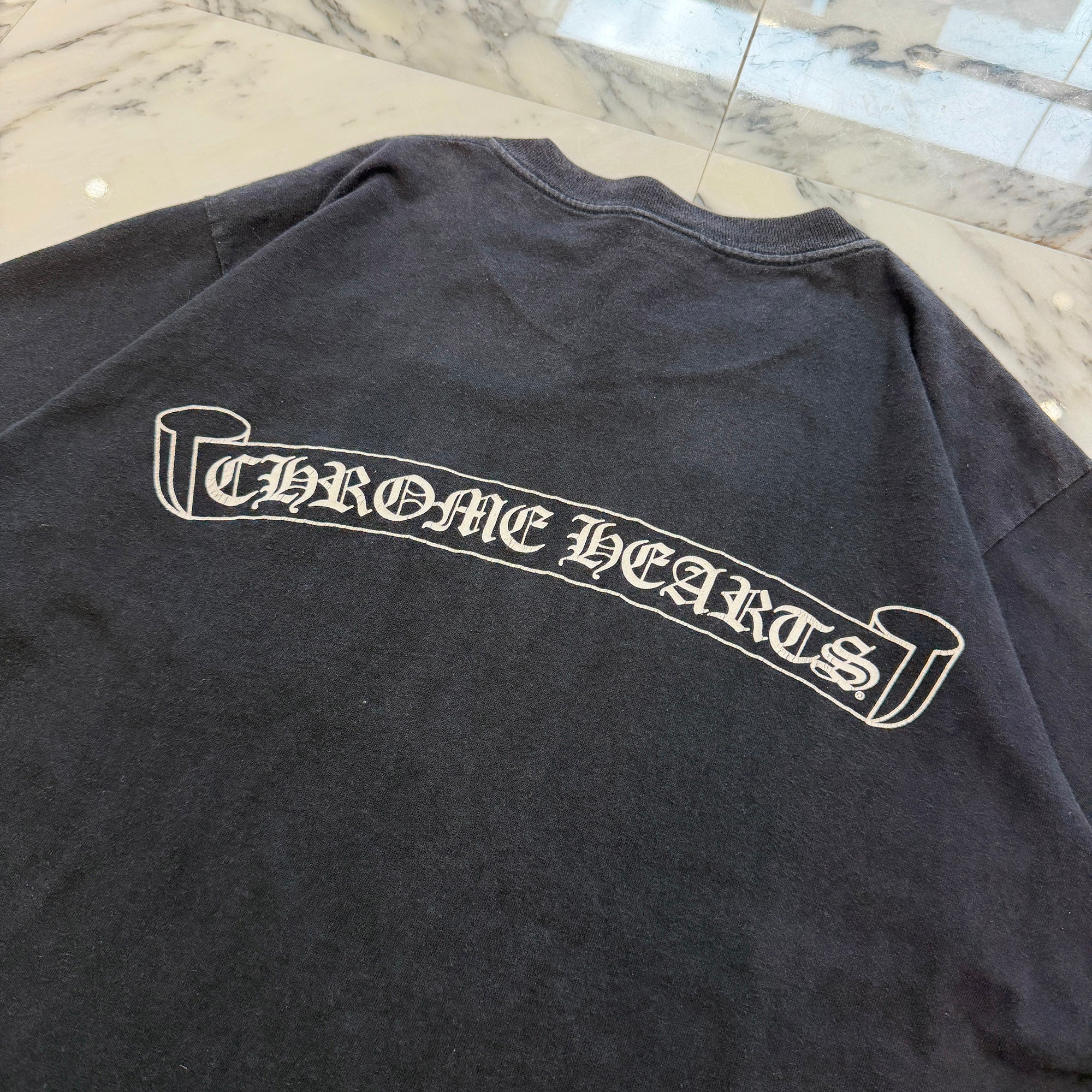 CHROME HEARTS Neck Logo Back Scroll Vine Dagger Tee Size L クロムハーツ ネックロゴ バックスクロール ヴァインダガー Tシャツ サイズL