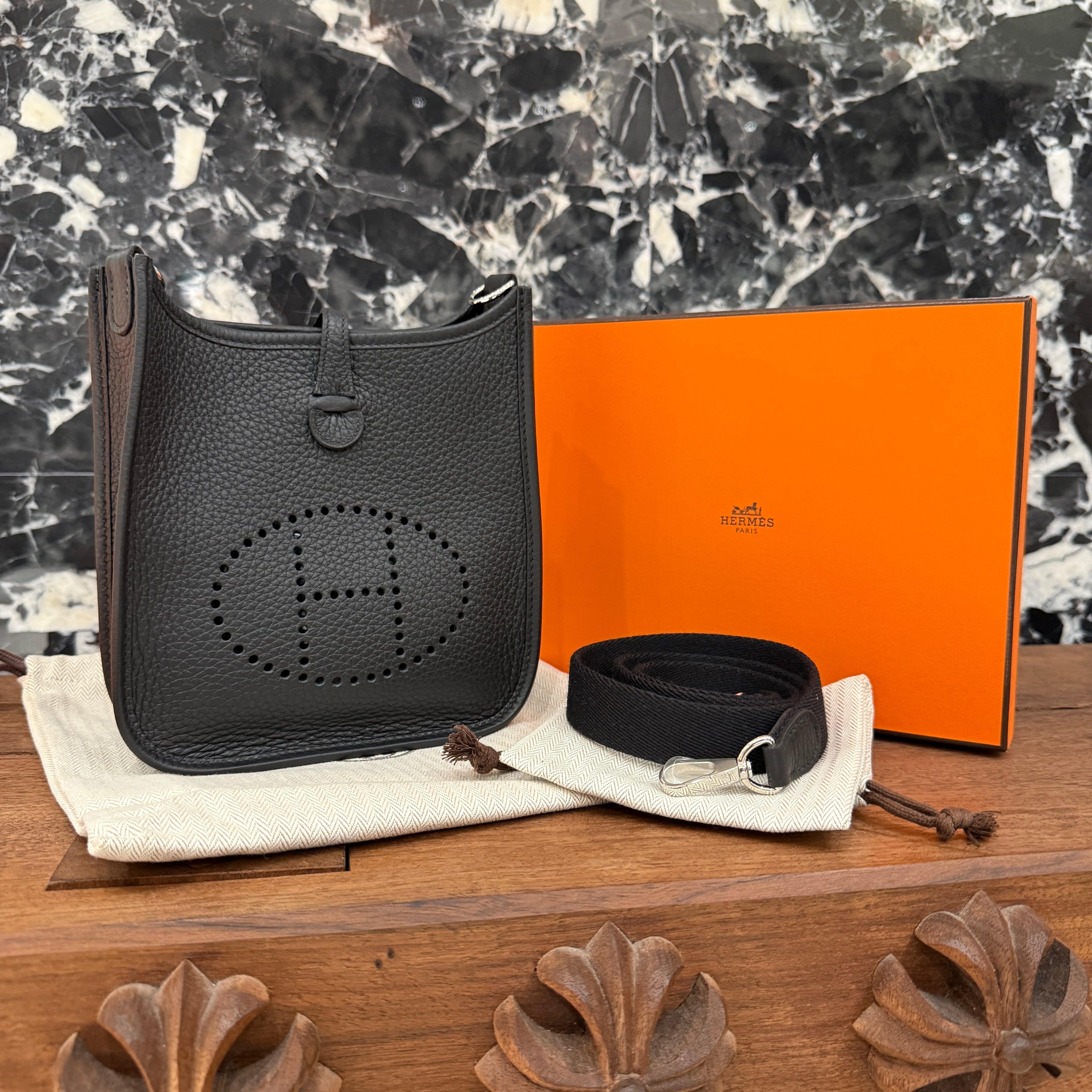 HERMES Evelyn Amazon TPM "NOIR" G刻印 エルメス エブリン アマゾン TPM "ノワール" レザーショルダーバッグ G刻印