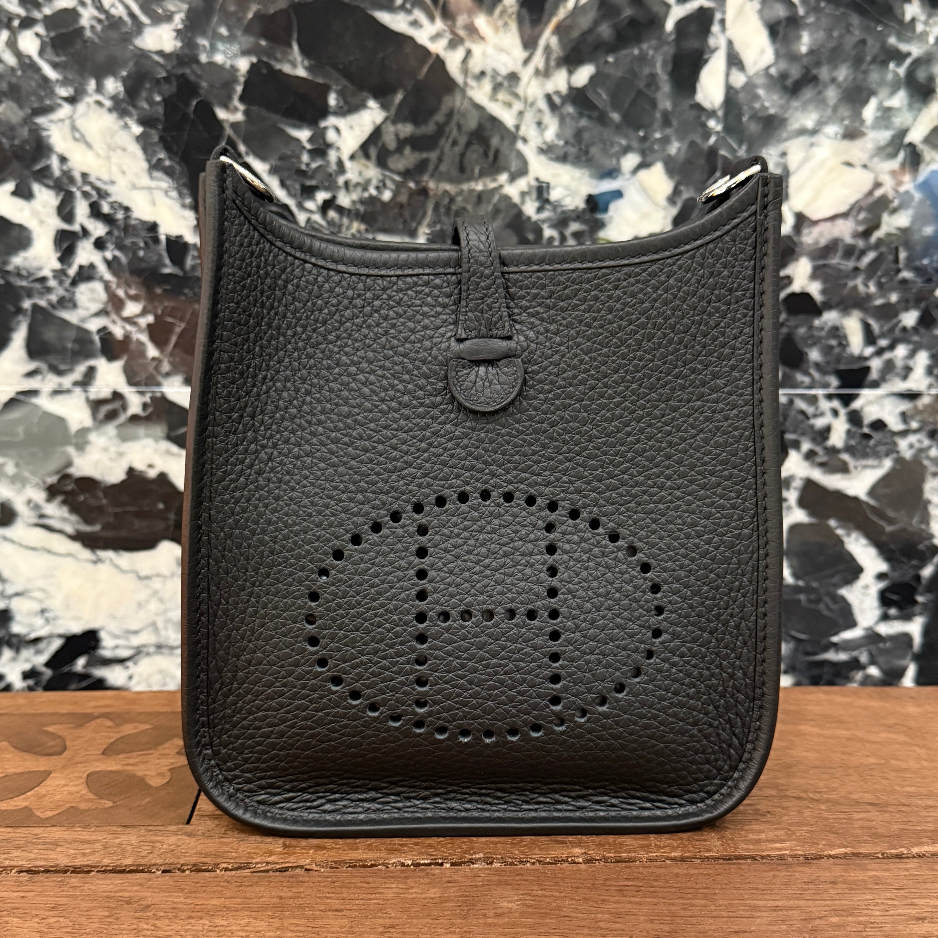 HERMES Evelyn Amazon TPM "NOIR" G刻印 エルメス エブリン アマゾン TPM "ノワール" レザーショルダーバッグ G刻印