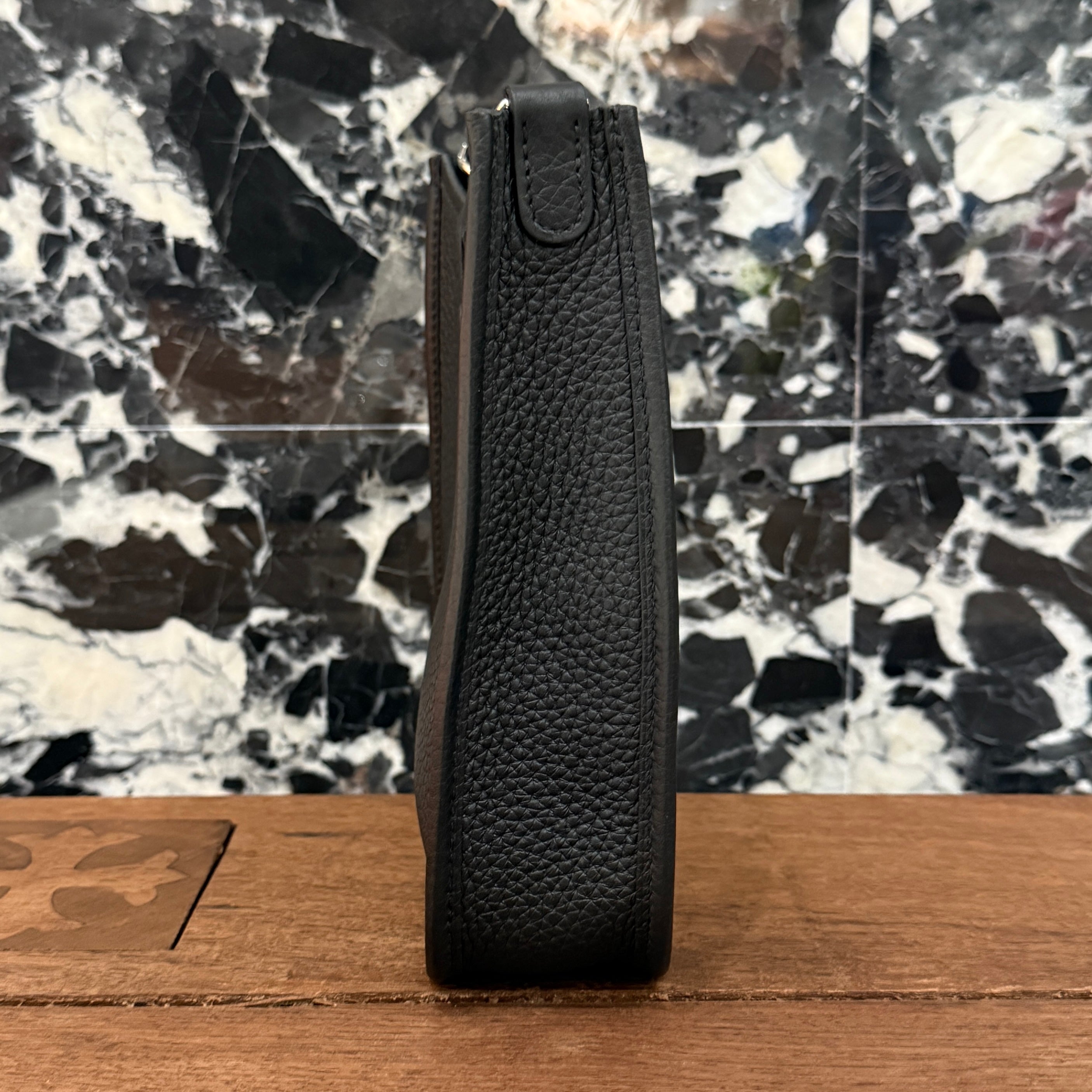 HERMES Evelyn Amazon TPM "NOIR" G刻印 エルメス エブリン アマゾン TPM "ノワール" レザーショルダーバッグ G刻印