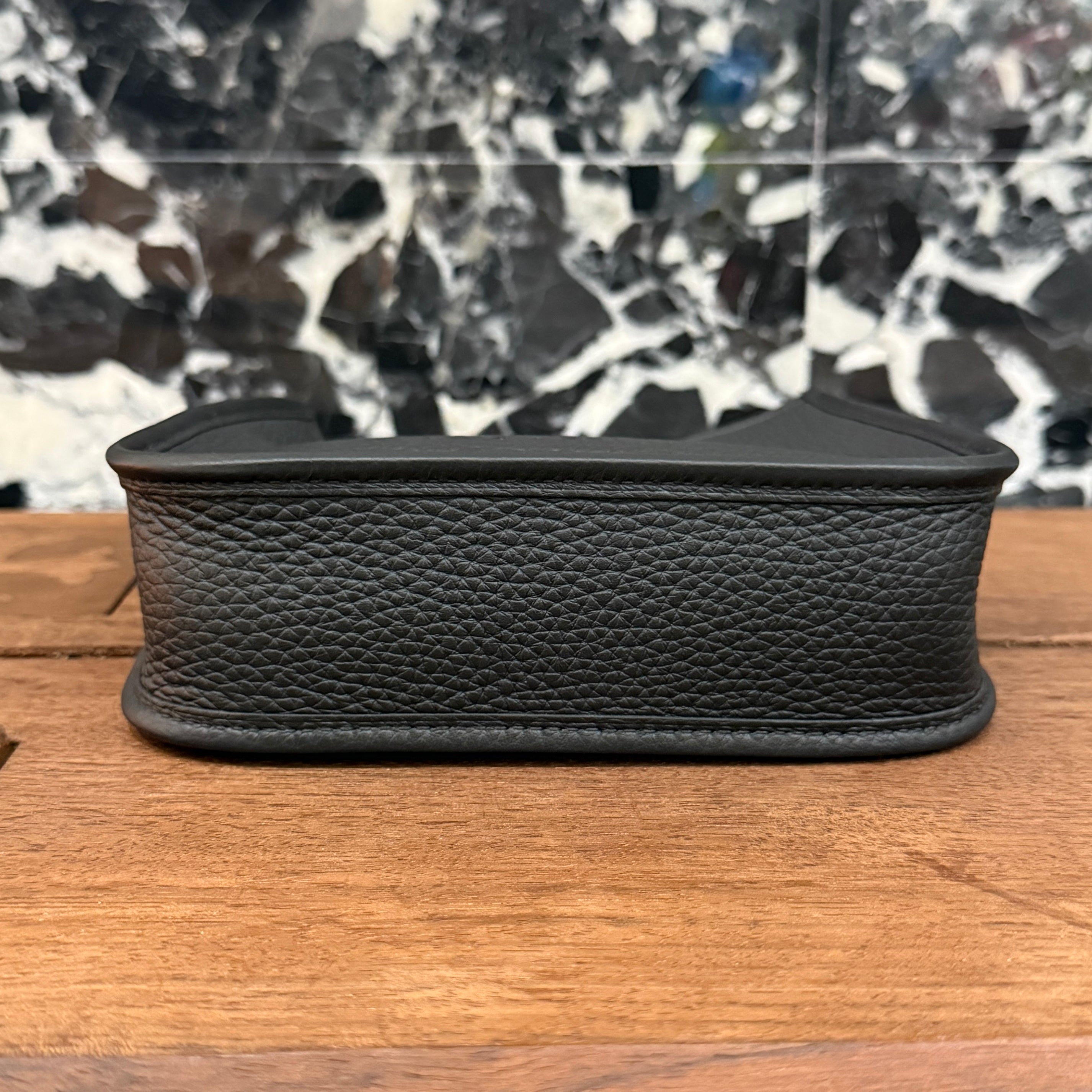 HERMES Evelyn Amazon TPM "NOIR" G刻印 エルメス エブリン アマゾン TPM "ノワール" レザーショルダーバッグ G刻印