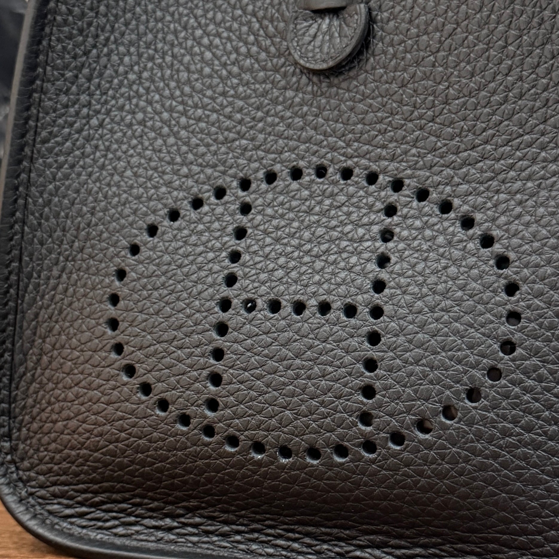 HERMES Evelyn Amazon TPM "NOIR" G刻印 エルメス エブリン アマゾン TPM "ノワール" レザーショルダーバッグ G刻印