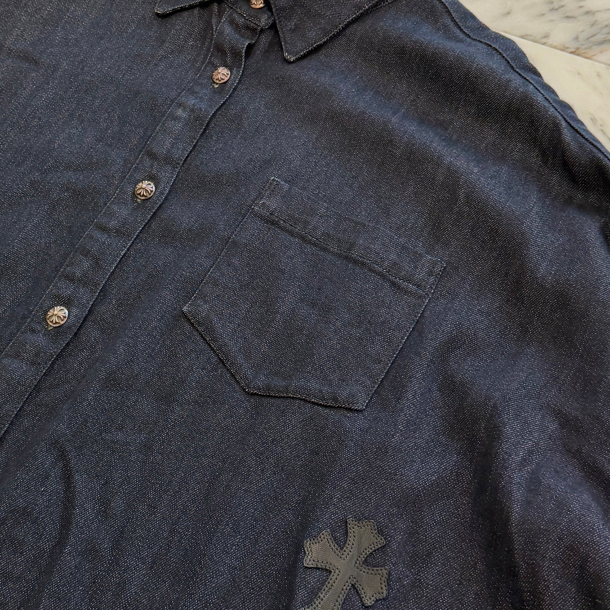 CHROME HEARTS Y NOT Mahal Kita Cemetery Cross Leather Patch Denim Shirt Size S クロムハーツ ワイノット マハルキタ セメタリークロスレザーパッチ デニムシャツ サイズS