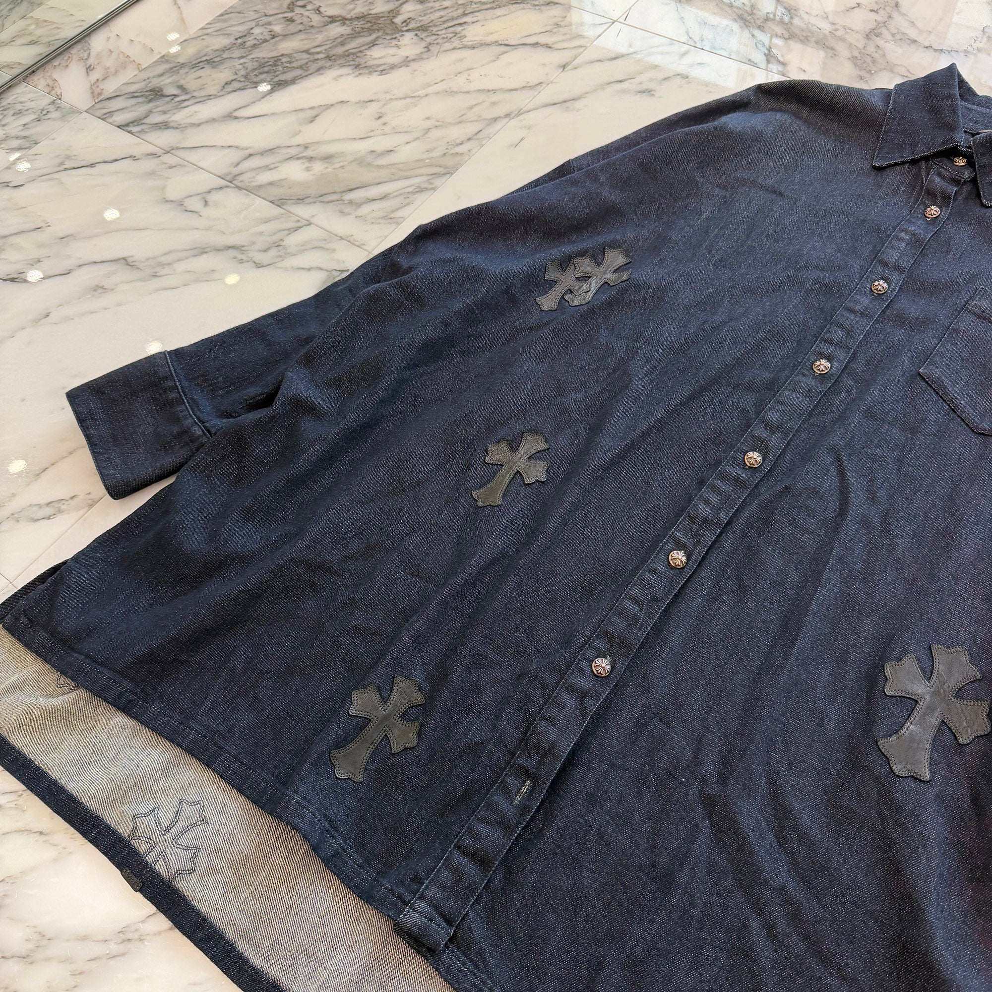 CHROME HEARTS Y NOT Mahal Kita Cemetery Cross Leather Patch Denim Shirt Size S クロムハーツ ワイノット マハルキタ セメタリークロスレザーパッチ デニムシャツ サイズS