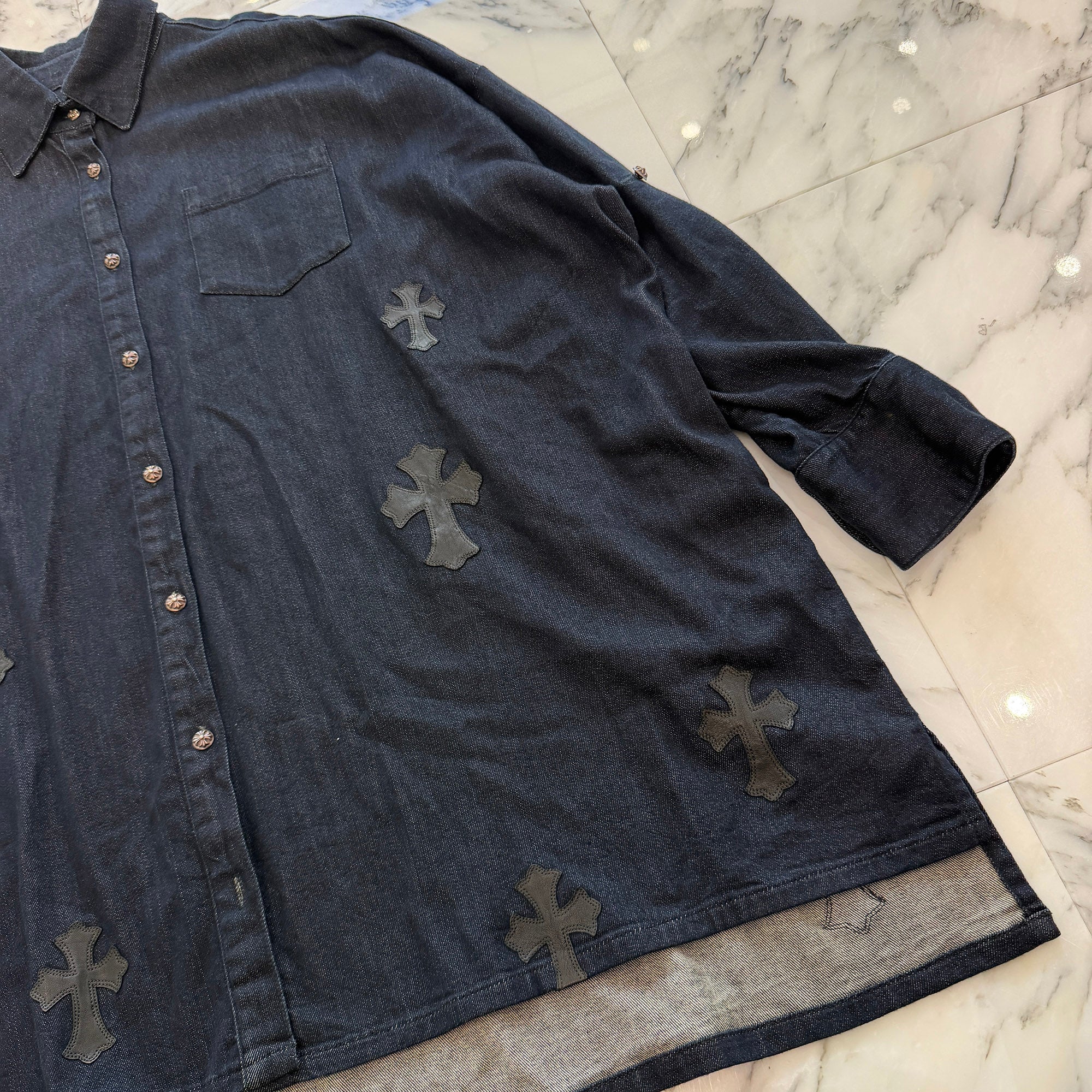 CHROME HEARTS Y NOT Mahal Kita Cemetery Cross Leather Patch Denim Shirt Size S クロムハーツ ワイノット マハルキタ セメタリークロスレザーパッチ デニムシャツ サイズS