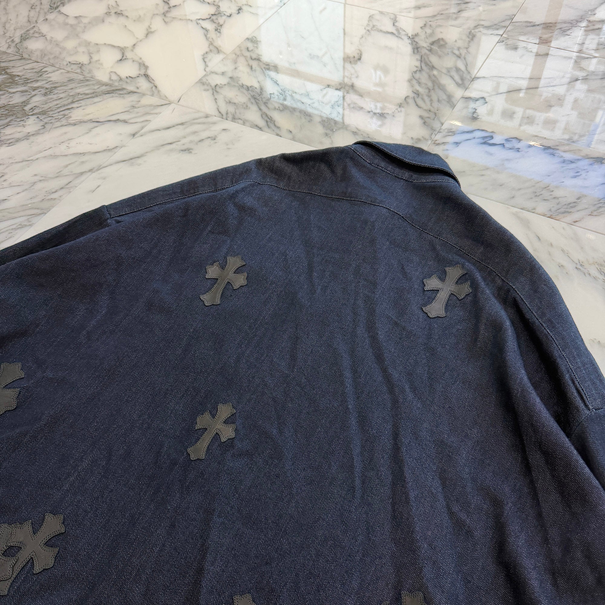 CHROME HEARTS Y NOT Mahal Kita Cemetery Cross Leather Patch Denim Shirt Size S クロムハーツ ワイノット マハルキタ セメタリークロスレザーパッチ デニムシャツ サイズS