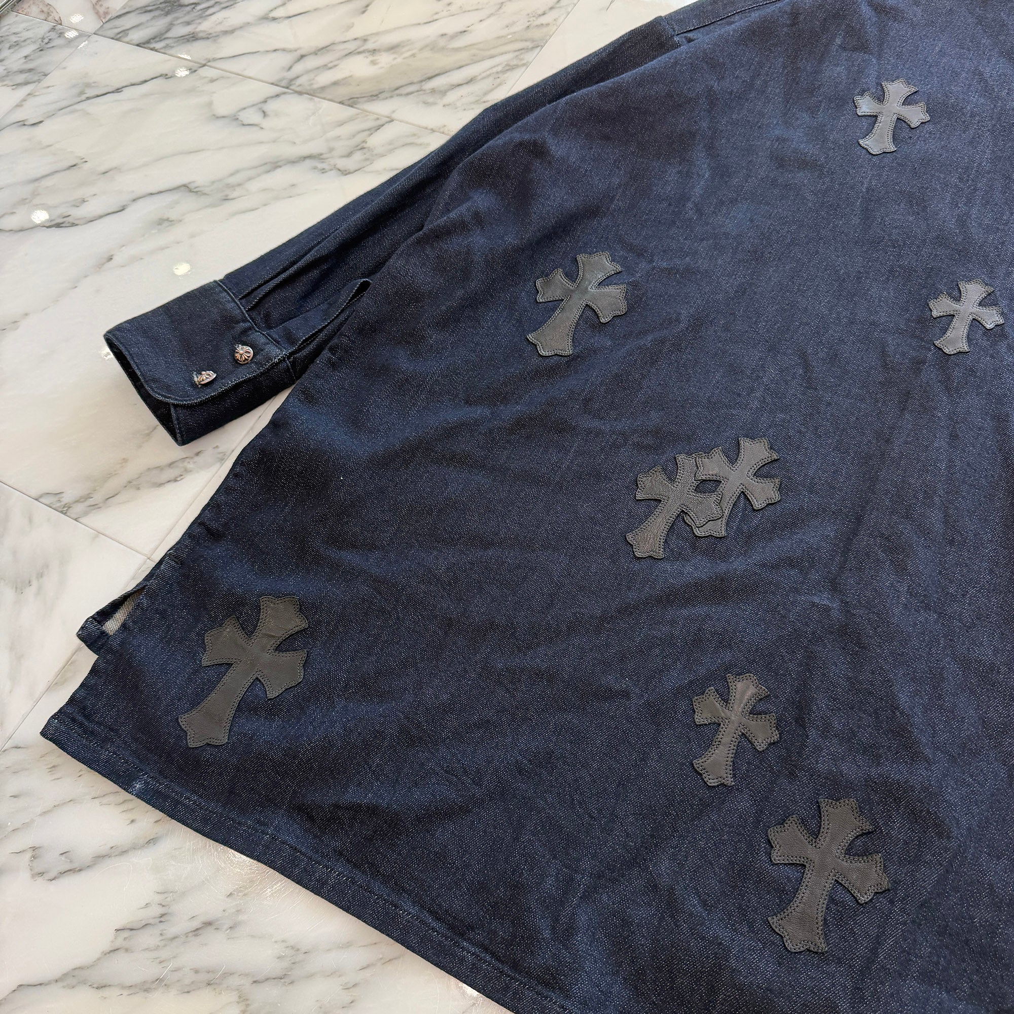 CHROME HEARTS Y NOT Mahal Kita Cemetery Cross Leather Patch Denim Shirt Size S クロムハーツ ワイノット マハルキタ セメタリークロスレザーパッチ デニムシャツ サイズS