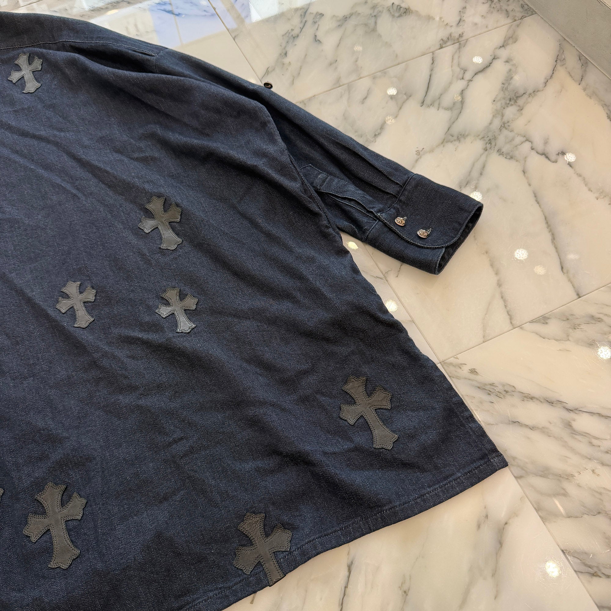 CHROME HEARTS Y NOT Mahal Kita Cemetery Cross Leather Patch Denim Shirt Size S クロムハーツ ワイノット マハルキタ セメタリークロスレザーパッチ デニムシャツ サイズS