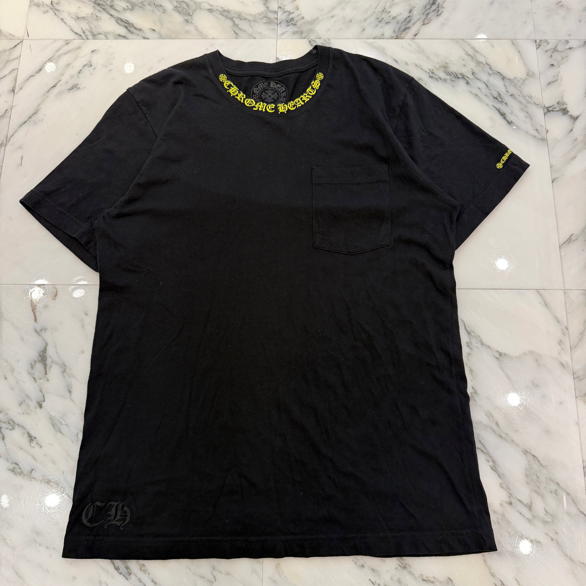 CHROME HEARTS 2025SS Old English Neck Logo Yellow Tee Size M クロムハーツ オールドイングリッシュ ネックロゴ イエロー Tシャツ サイズM