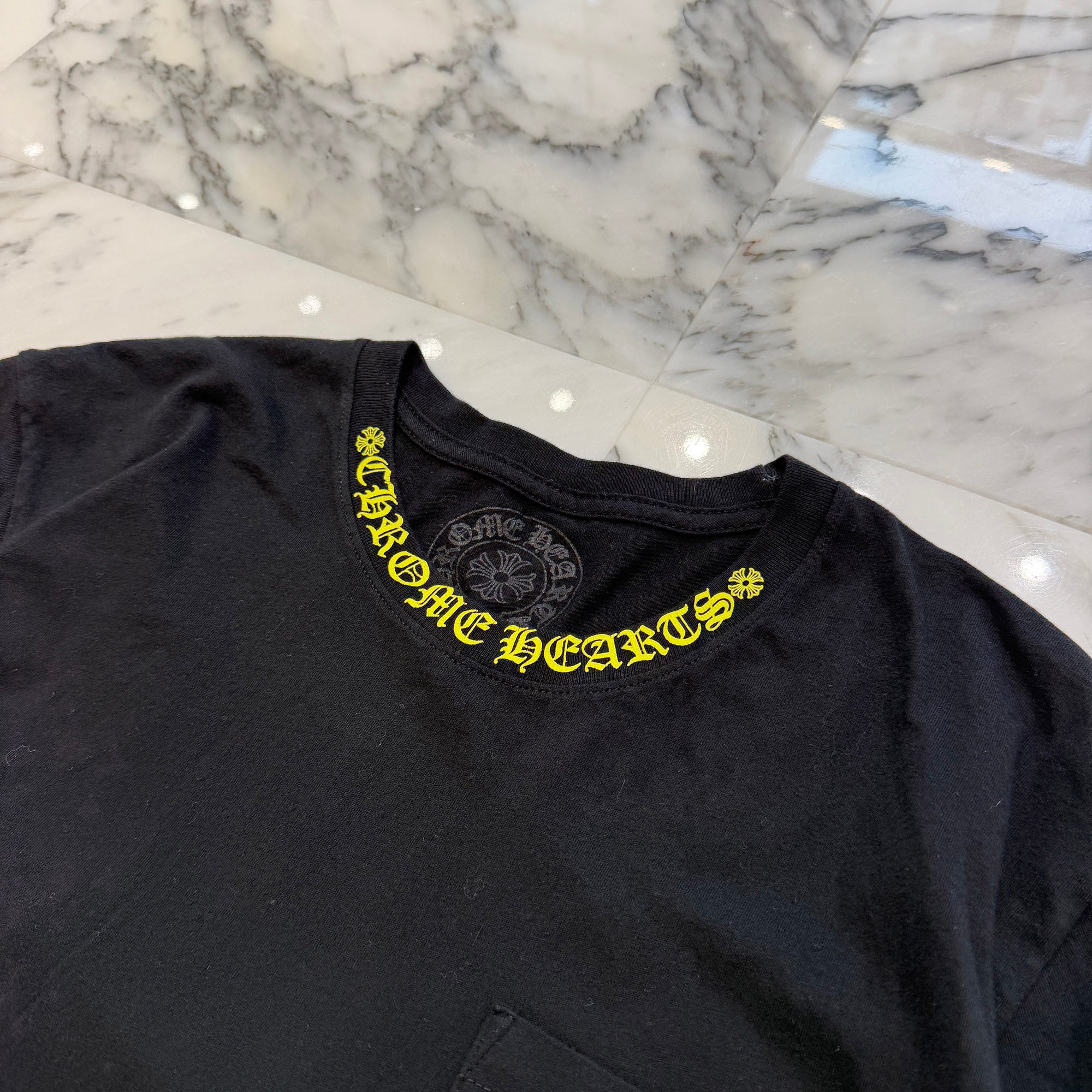 CHROME HEARTS 2025SS Old English Neck Logo Yellow Tee Size M クロムハーツ オールドイングリッシュ ネックロゴ イエロー Tシャツ サイズM