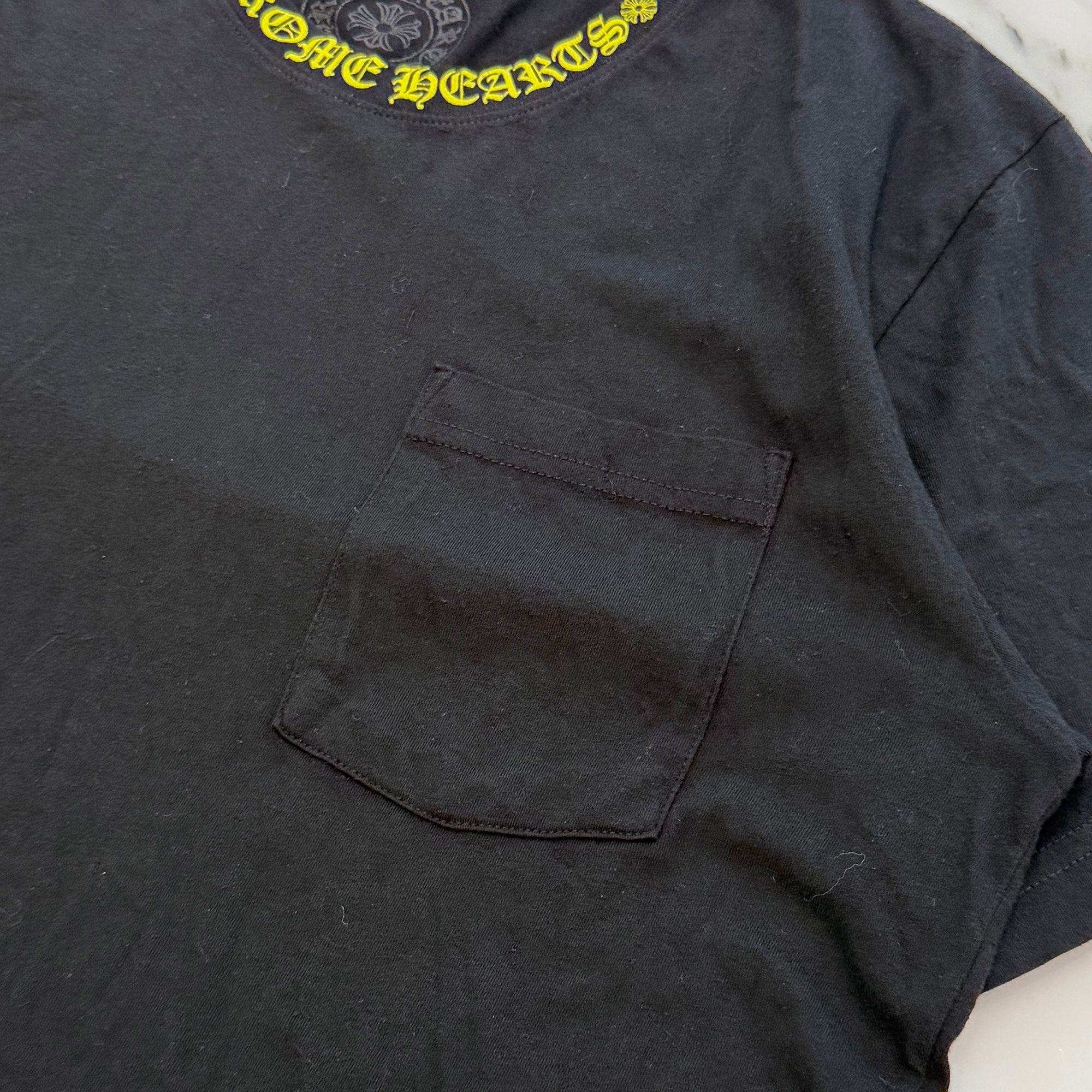 CHROME HEARTS 2025SS Old English Neck Logo Yellow Tee Size M クロムハーツ オールドイングリッシュ ネックロゴ イエロー Tシャツ サイズM