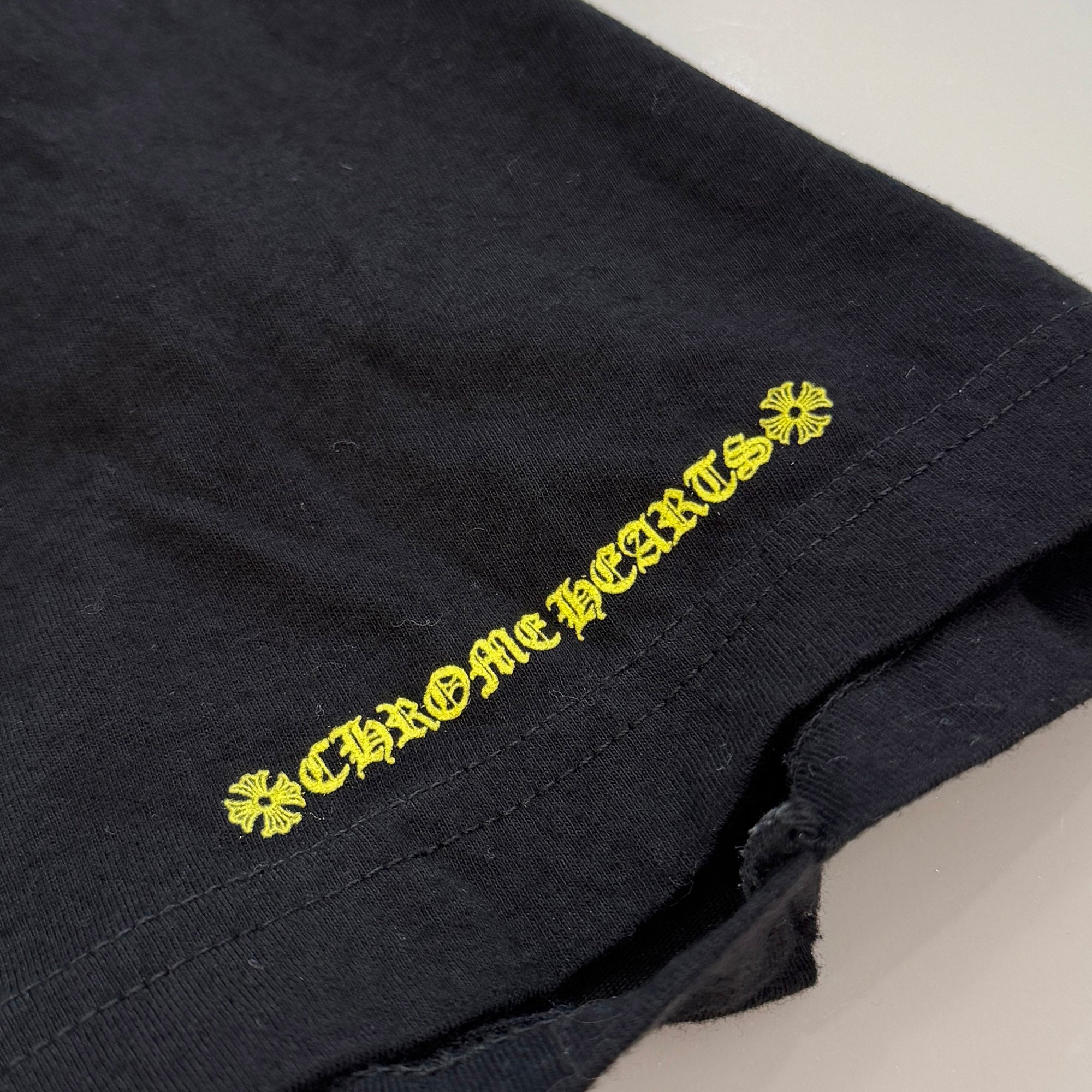 CHROME HEARTS 2025SS Old English Neck Logo Yellow Tee Size M クロムハーツ オールドイングリッシュ ネックロゴ イエロー Tシャツ サイズM