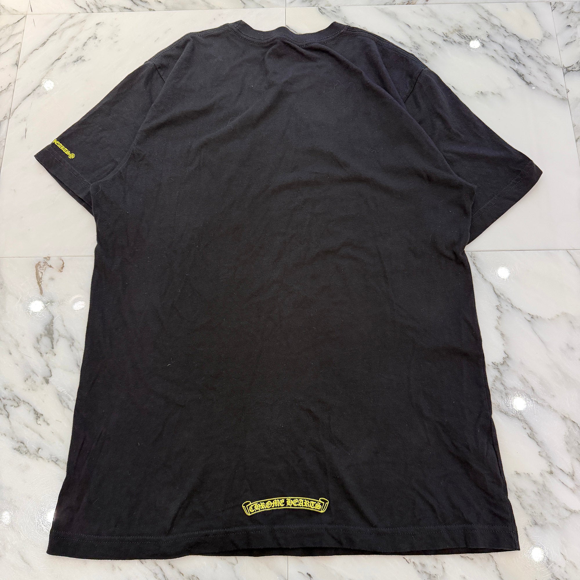 CHROME HEARTS 2025SS Old English Neck Logo Yellow Tee Size M クロムハーツ オールドイングリッシュ ネックロゴ イエロー Tシャツ サイズM