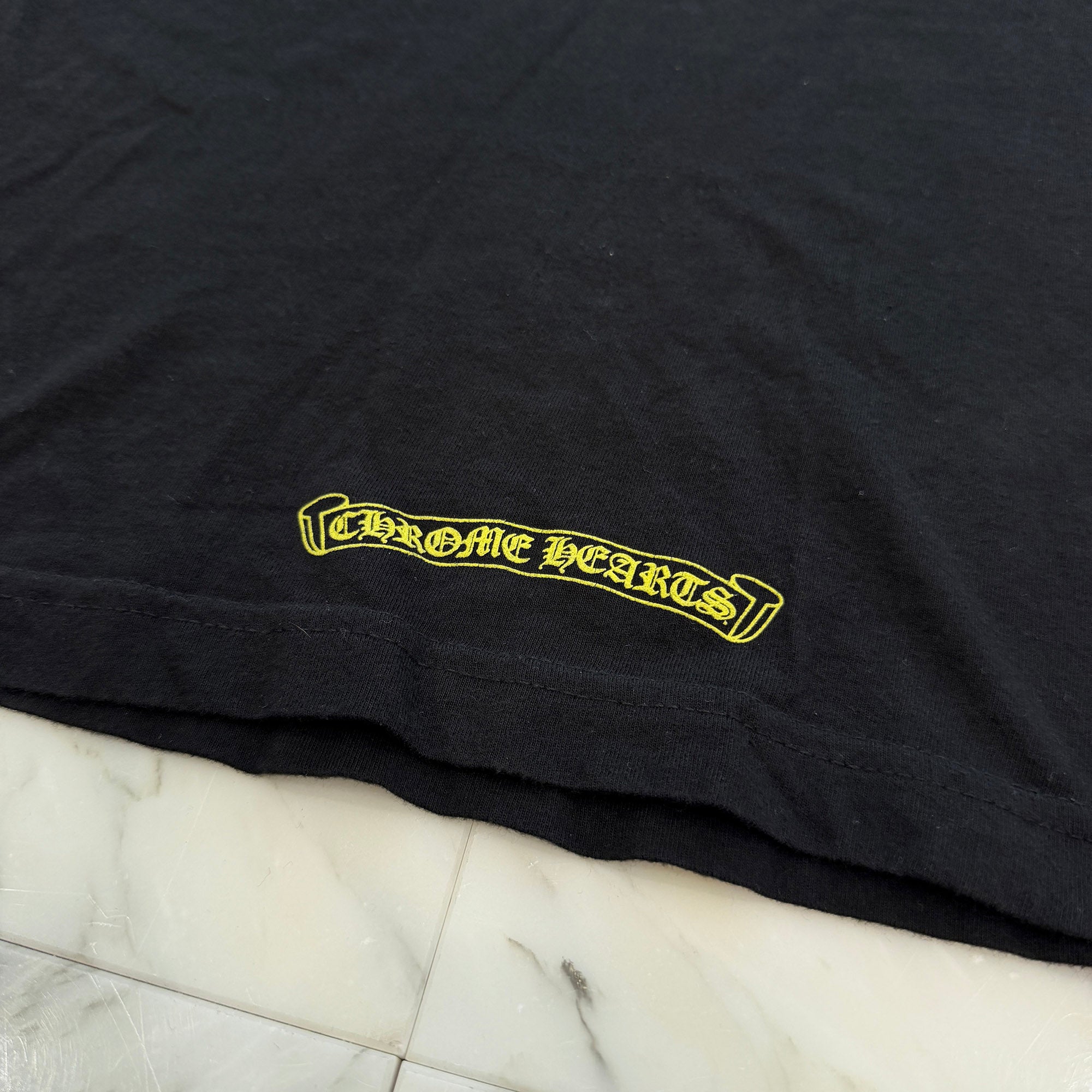 CHROME HEARTS 2025SS Old English Neck Logo Yellow Tee Size M クロムハーツ オールドイングリッシュ ネックロゴ イエロー Tシャツ サイズM