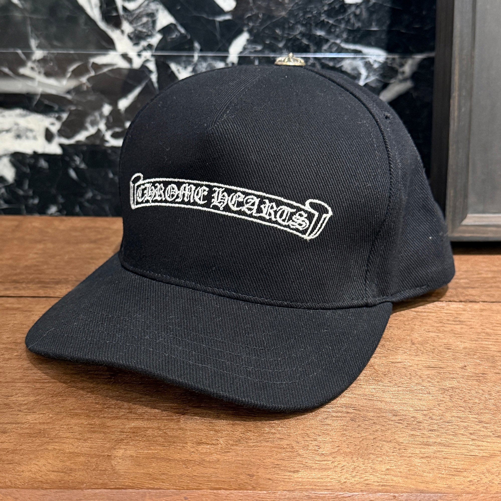 CHROME HEARTS Scroll Label Logo Embroidery Cap Size ONE SIZE (53-60) クロムハーツ スクロールラベルロゴ 刺繍 キャップ サイズONE SIZE (53-60)