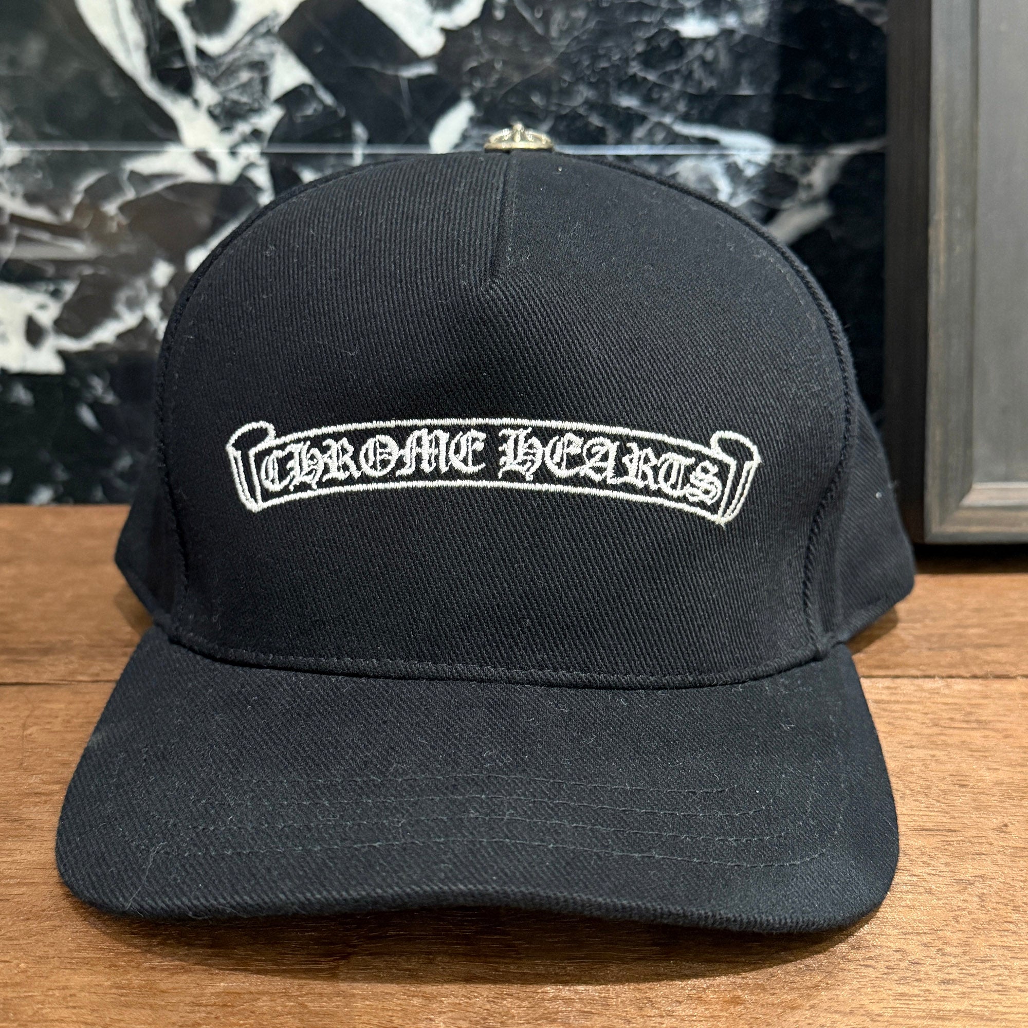 CHROME HEARTS Scroll Label Logo Embroidery Cap Size ONE SIZE (53-60) クロムハーツ スクロールラベルロゴ 刺繍 キャップ サイズONE SIZE (53-60)