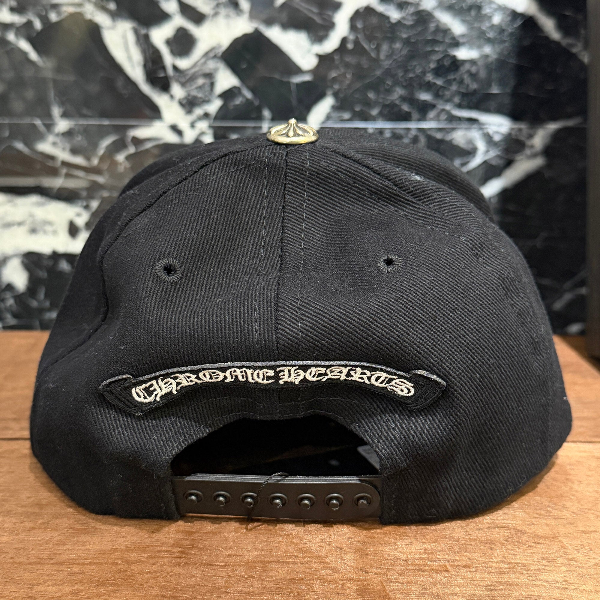 CHROME HEARTS Scroll Label Logo Embroidery Cap Size ONE SIZE (53-60) クロムハーツ スクロールラベルロゴ 刺繍 キャップ サイズONE SIZE (53-60)