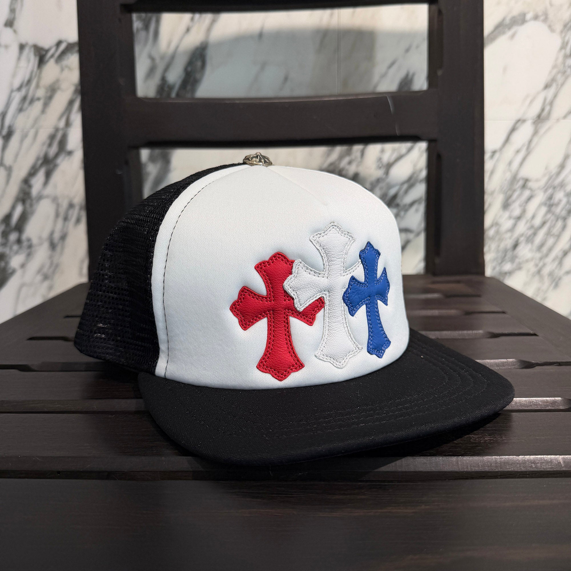 CHROME HEARTS Tricolor Triple Cross Patch Trucker Cap ONE SIZE (51-61) クロムハーツ トリコロール トリプルクロスパッチ トラッカーキャップ ONE SIZE (51-61)