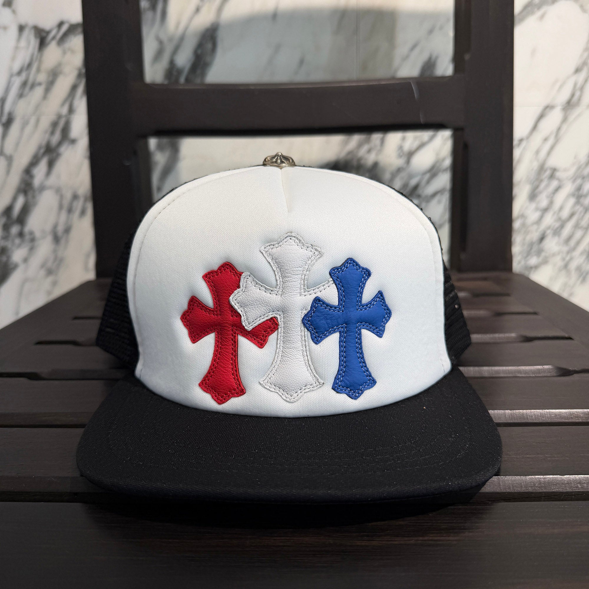 CHROME HEARTS Tricolor Triple Cross Patch Trucker Cap ONE SIZE (51-61) クロムハーツ トリコロール トリプルクロスパッチ トラッカーキャップ ONE SIZE (51-61)