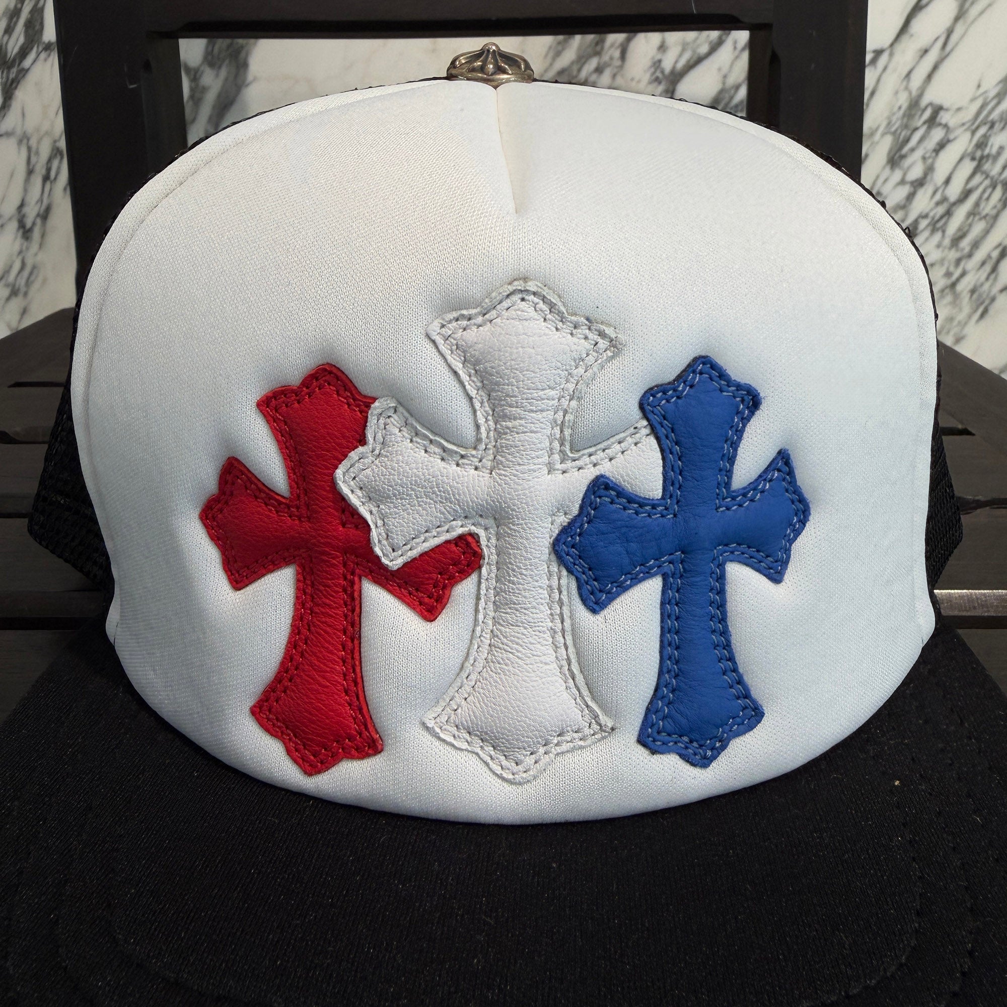 CHROME HEARTS Tricolor Triple Cross Patch Trucker Cap ONE SIZE (51-61) クロムハーツ トリコロール トリプルクロスパッチ トラッカーキャップ ONE SIZE (51-61)