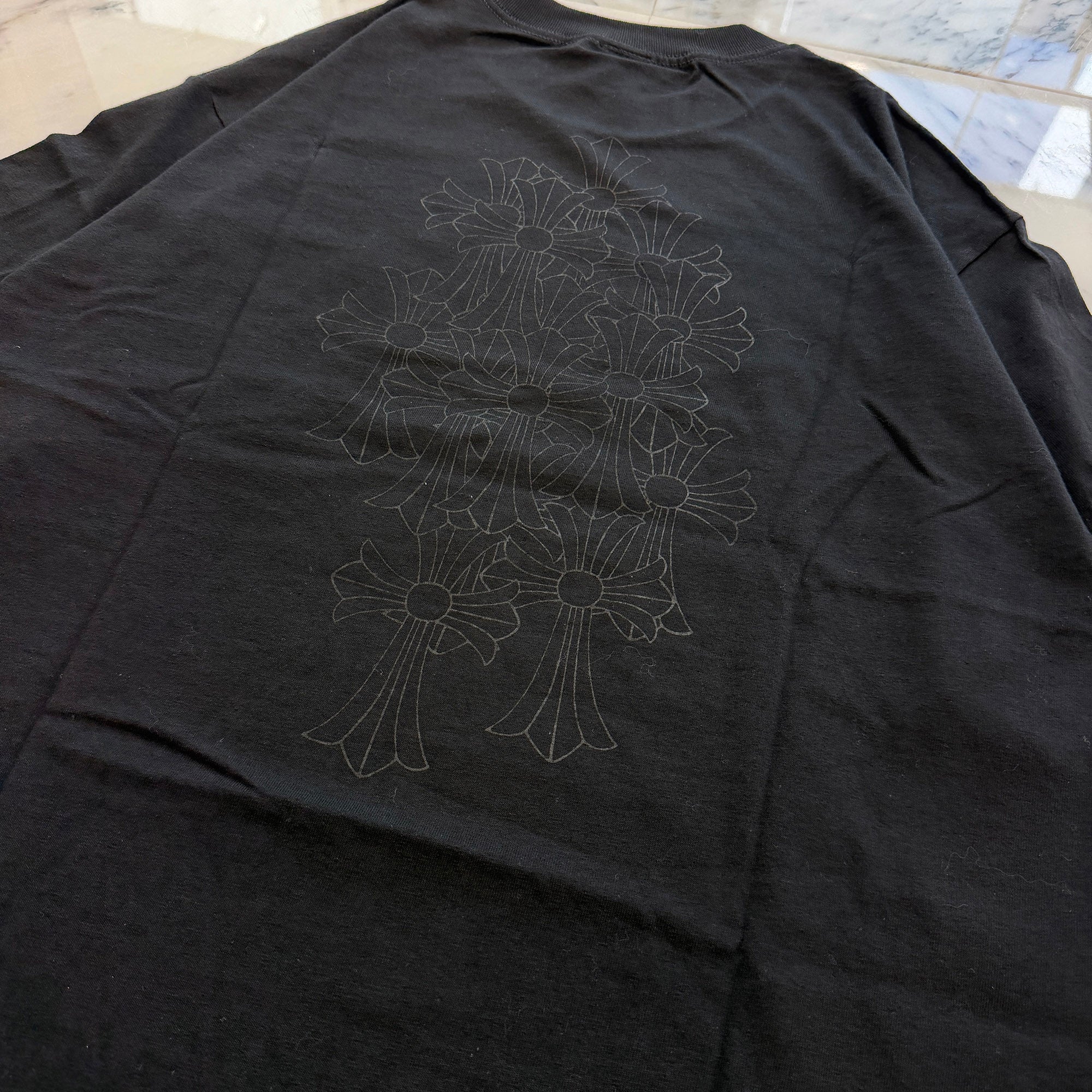 CHROME HEARTSホースシュー(ばんです！) CHROME HEARTS Horseshoe Back Cemetery Cross Print Tee Size M