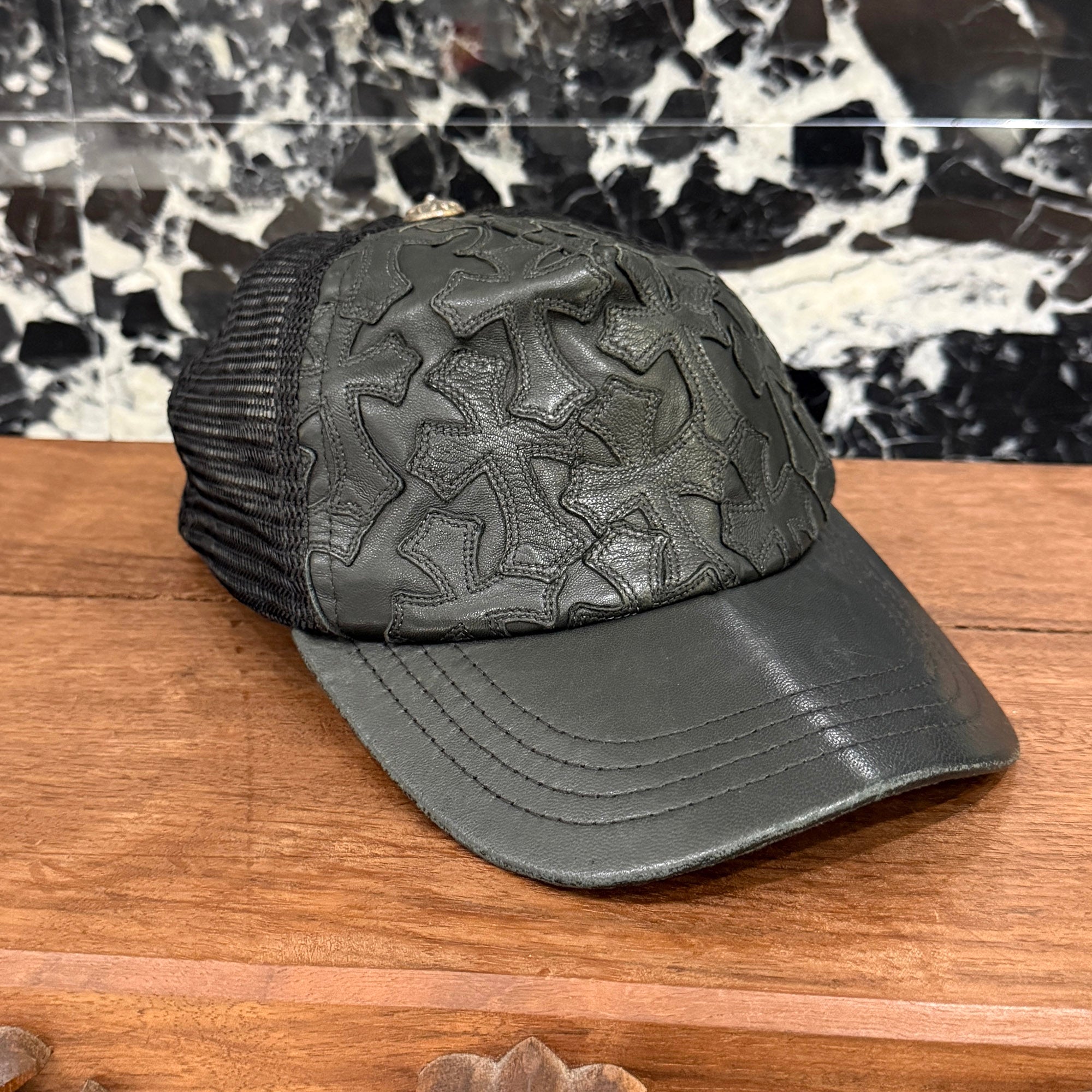 新作　CHROME HEARTS トラッカーキャップ セメタリークロス　ハラコ CHROME HEARTS Cemetary Cross Leather Patch Trucker Cap クロム