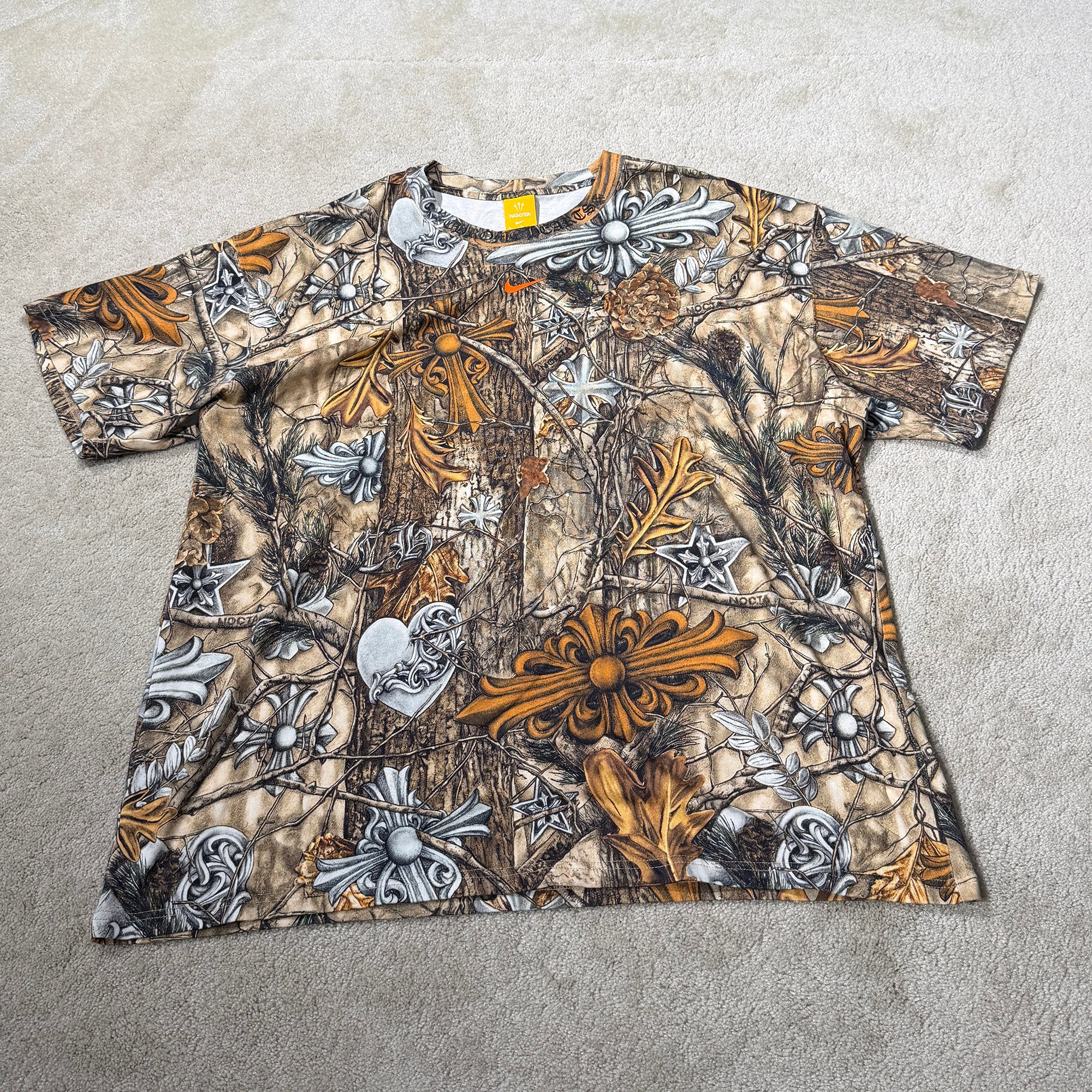 CHROME HEARTS × NIKE × Drake NOCTA 2026SS Camo Neck Logo Tee Size XL クロムハーツ×ナイキ×ドレイク ノクタ カモネックロゴ Tシャツ サイズXL
