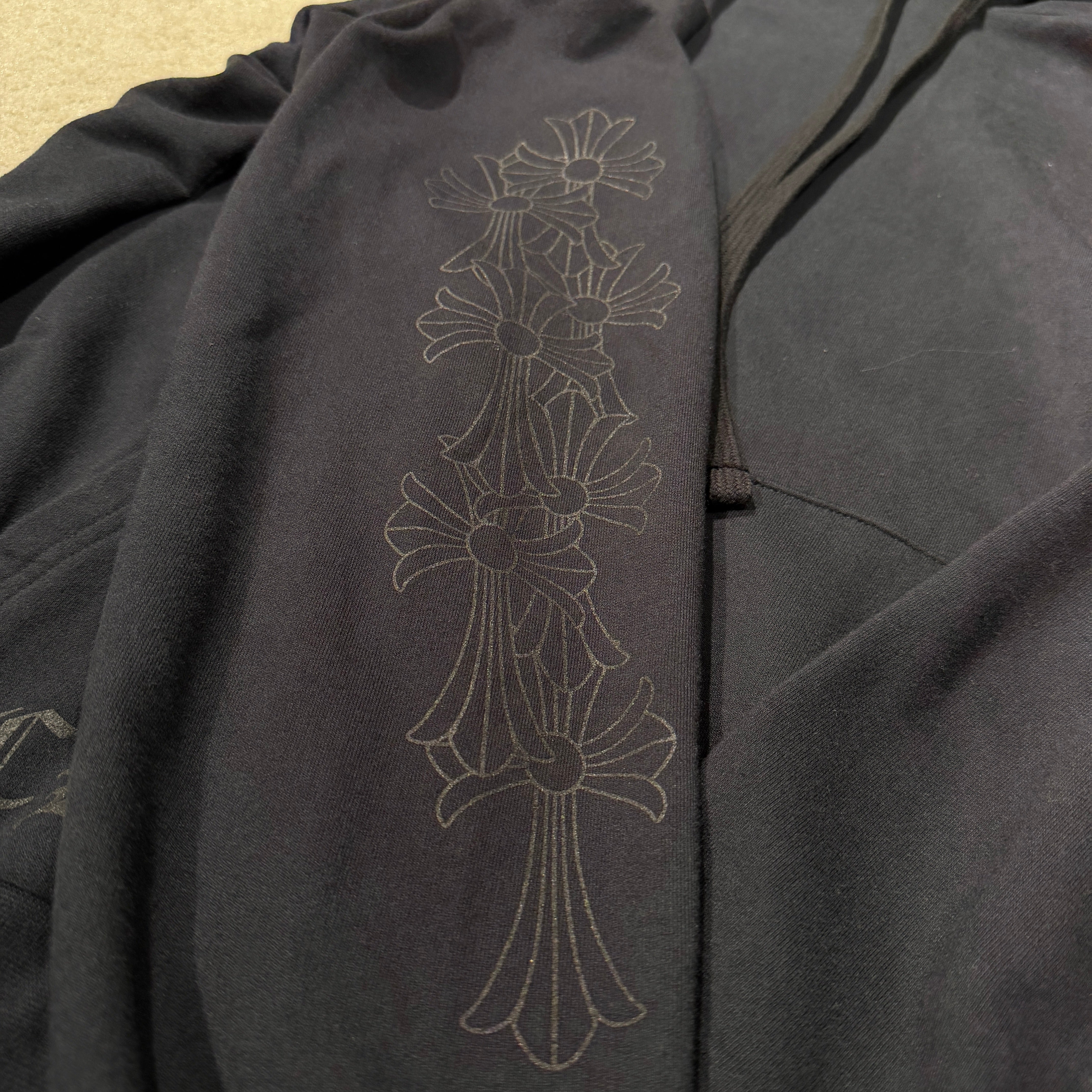 CHROME HEARTS Miami Limited Vertical Logo Cemetery Cross Print Pullover Hoodie Size L クロムハーツ マイアミ限定 ヴァーティカルロゴ セメタリークロスプリント プルオーバーフーディー サイズL