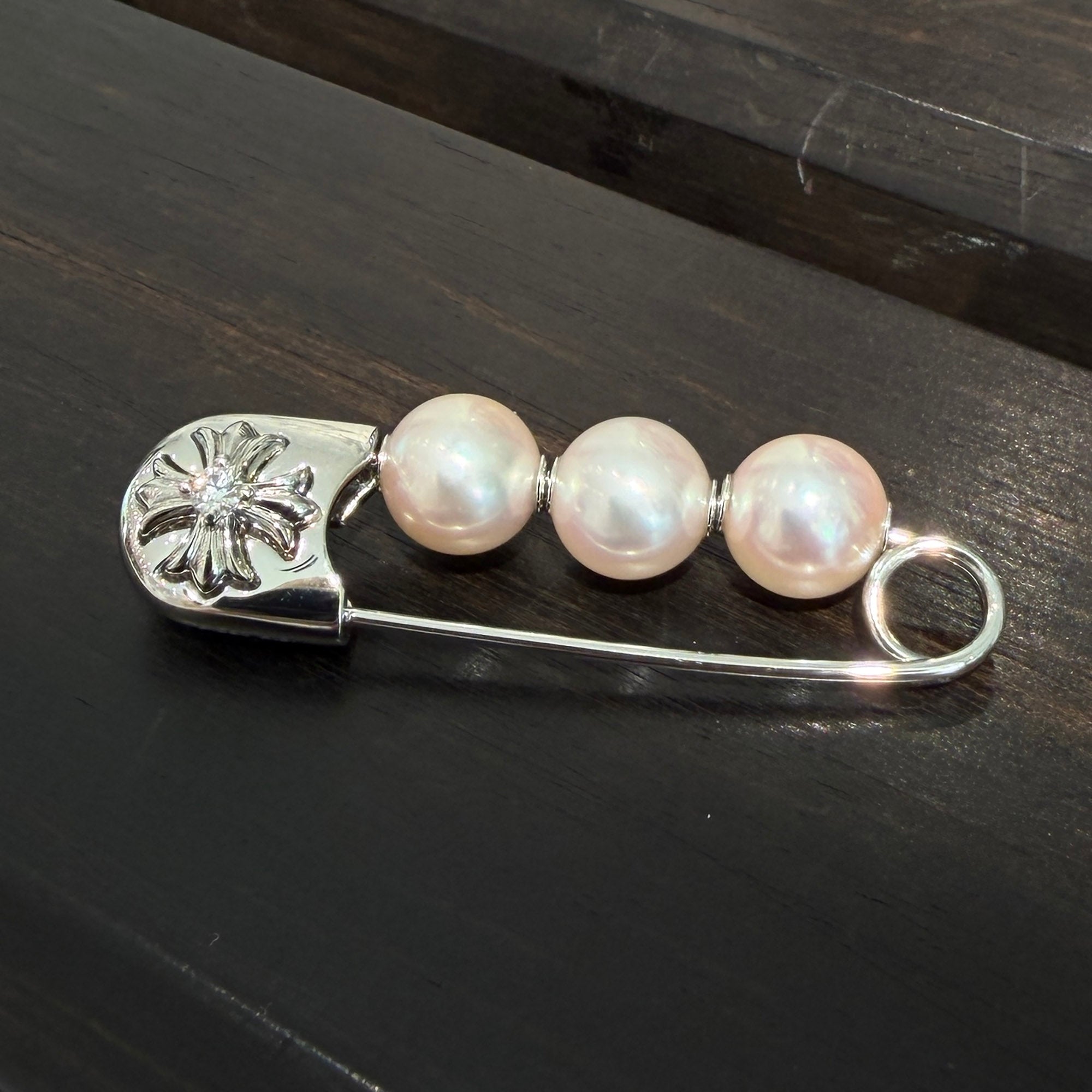CHROME HEARTS × MIKIMOTO K18 WG Pearl Safety Pin 1 Diamond Brooch クロムハーツ × ミキモト 18K WG パールセーフティピン 1ダイヤモンド ブローチ