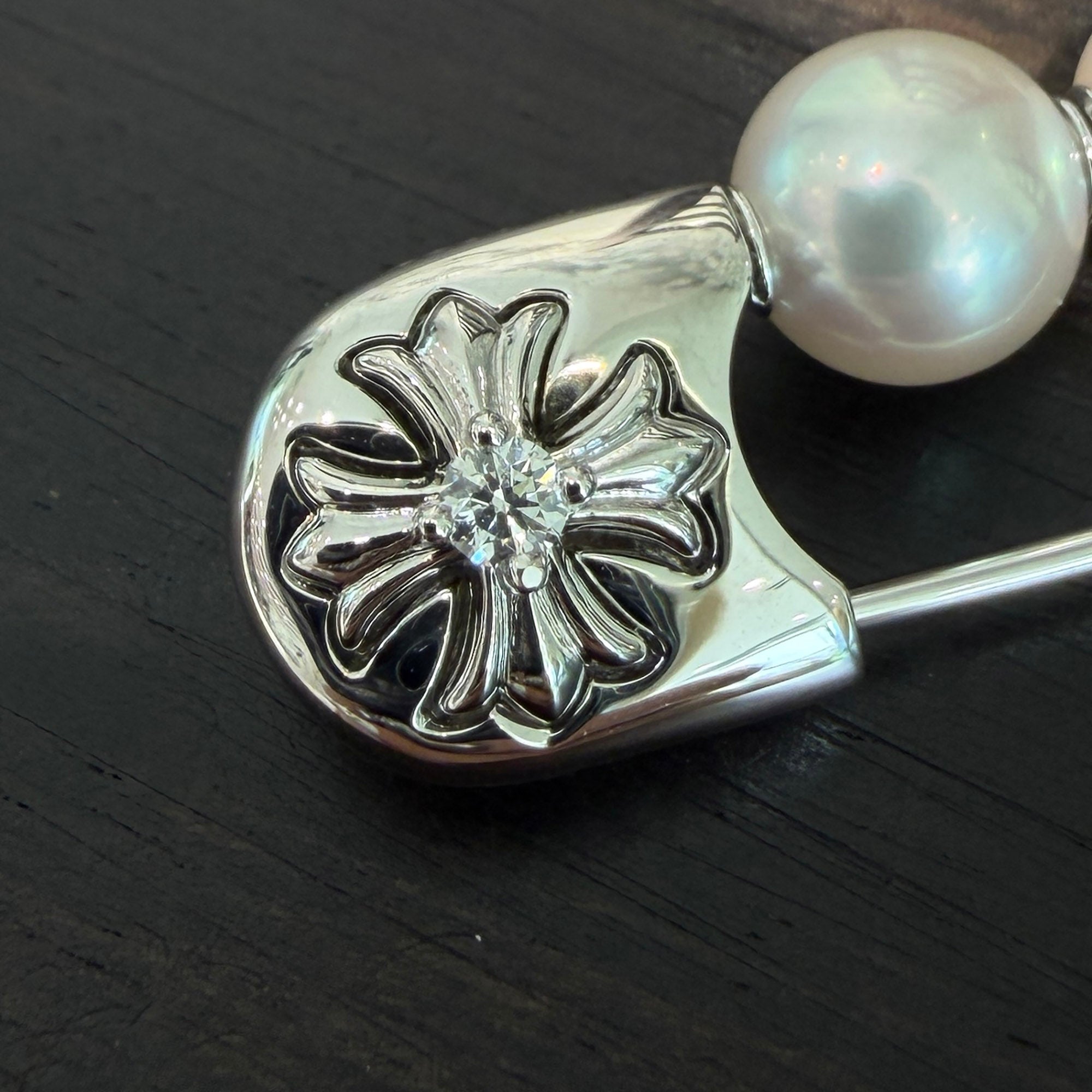 CHROME HEARTS × MIKIMOTO K18 WG Pearl Safety Pin 1 Diamond Brooch クロムハーツ × ミキモト 18K WG パールセーフティピン 1ダイヤモンド ブローチ