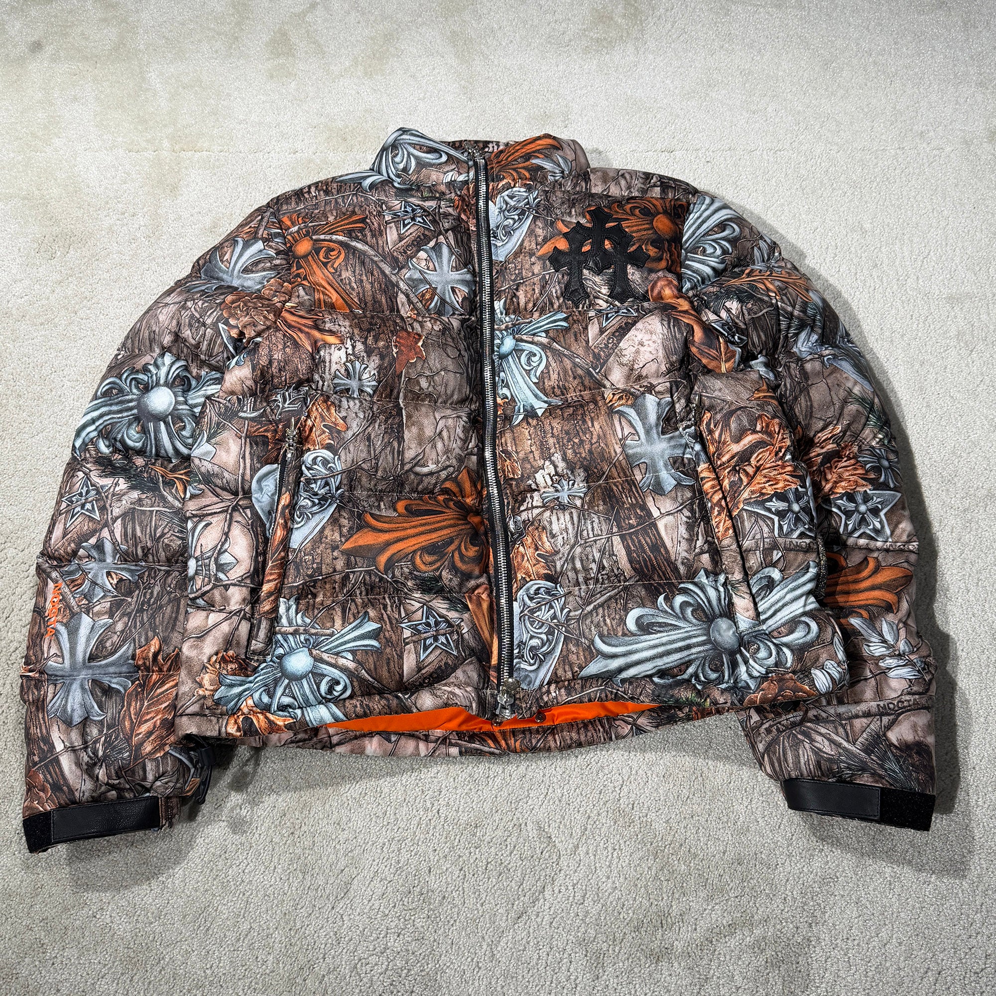 CHROME HEARTS × NIKE × Drake NOCTA 2026SS 3 Cemetery Cross Leather Patch Camo Down Jacket Size M クロムハーツ×ナイキ×ドレイク ノクタ 3 セメタリークロス レザーパッチ カモ ダウンジャケット サイズM