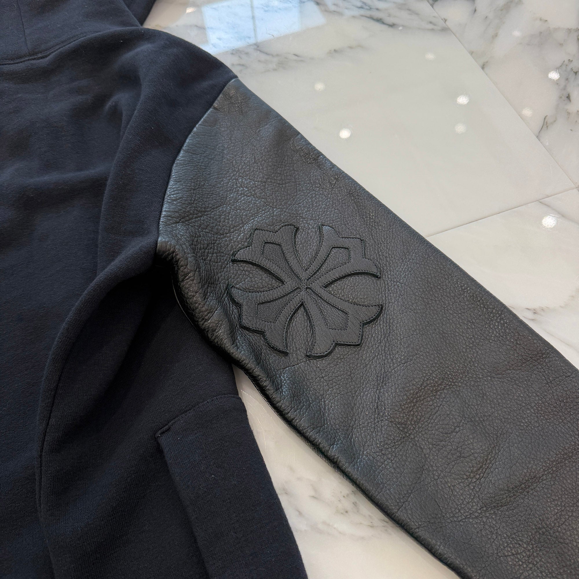 CHROME HEARTS Y NOT Leather Cross Patch Arm Leather Switching Zip Up Hoodie Size Ｍ クロムハーツ ワイノット レザークロスパッチ アームレザー切替 ジップアップフーディー サイズＭ