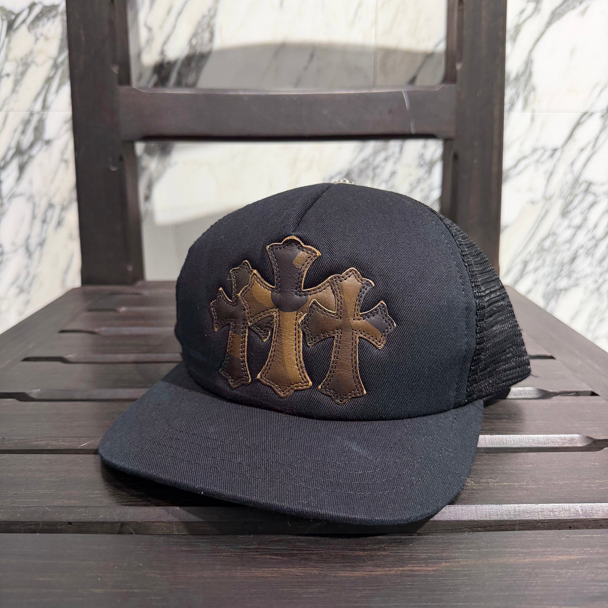CHROME HEARTS Camo Triple Cross Leather Patch Trucker Cap ONE SIZE (51-61) クロムハーツ カモ トリプルクロス レザーパッチ トラッカーキャップ サイズONE SIZE (51-61)