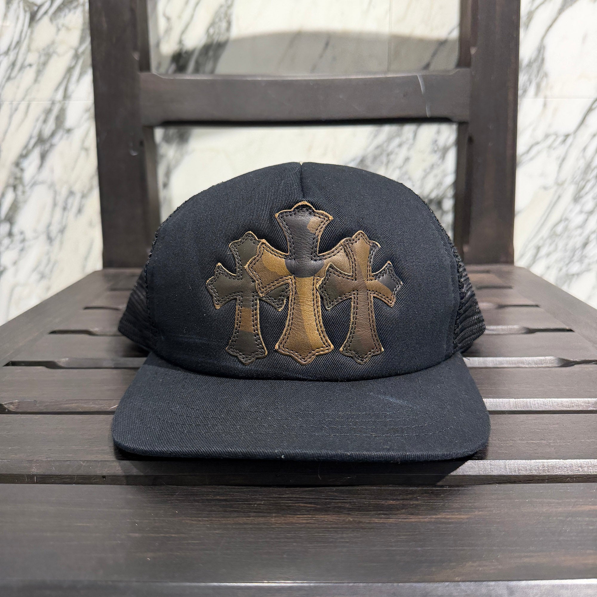 CHROME HEARTS Camo Triple Cross Leather Patch Trucker Cap ONE SIZE (51-61) クロムハーツ カモ トリプルクロス レザーパッチ トラッカーキャップ サイズONE SIZE (51-61)