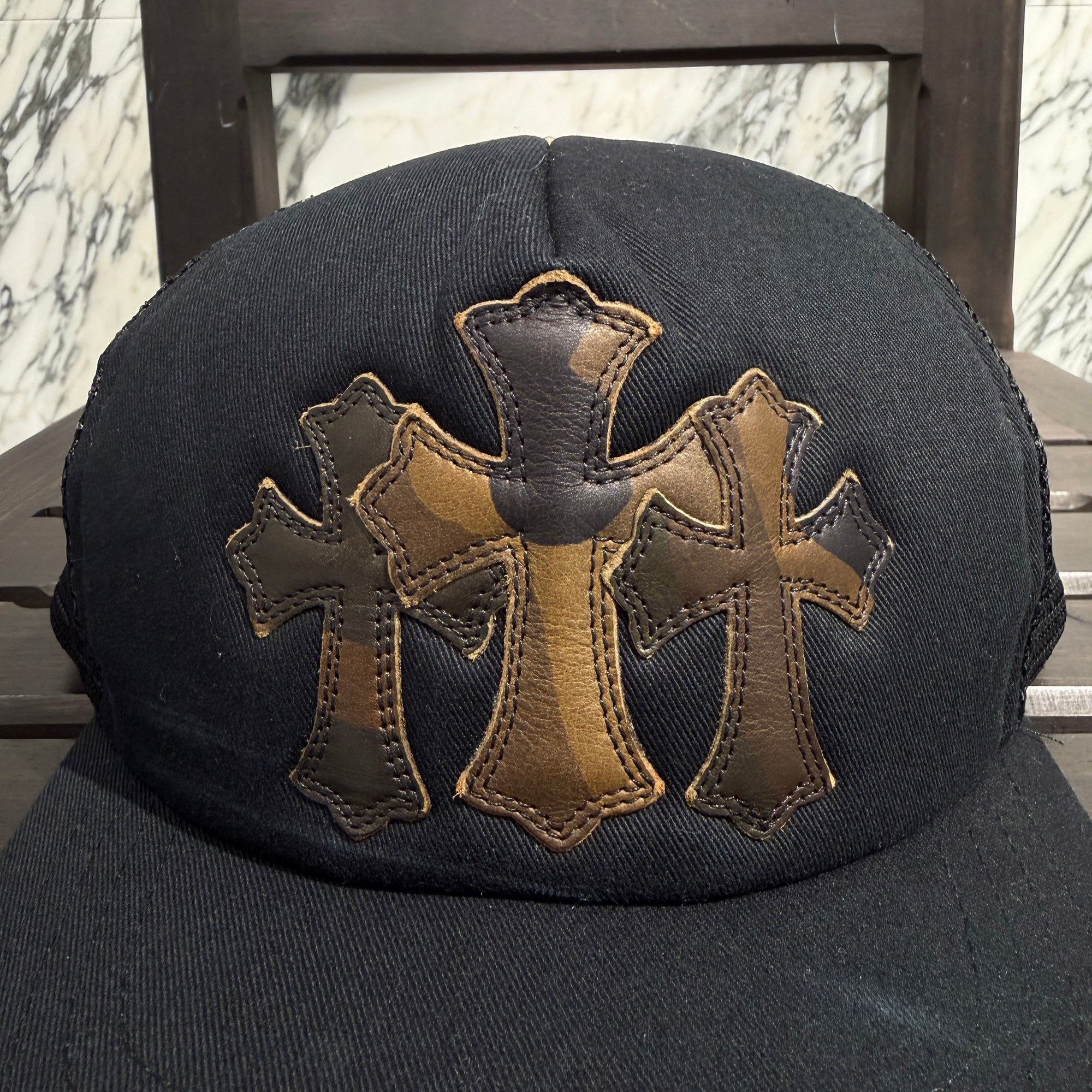CHROME HEARTS Camo Triple Cross Leather Patch Trucker Cap ONE SIZE (51-61) クロムハーツ カモ トリプルクロス レザーパッチ トラッカーキャップ サイズONE SIZE (51-61)
