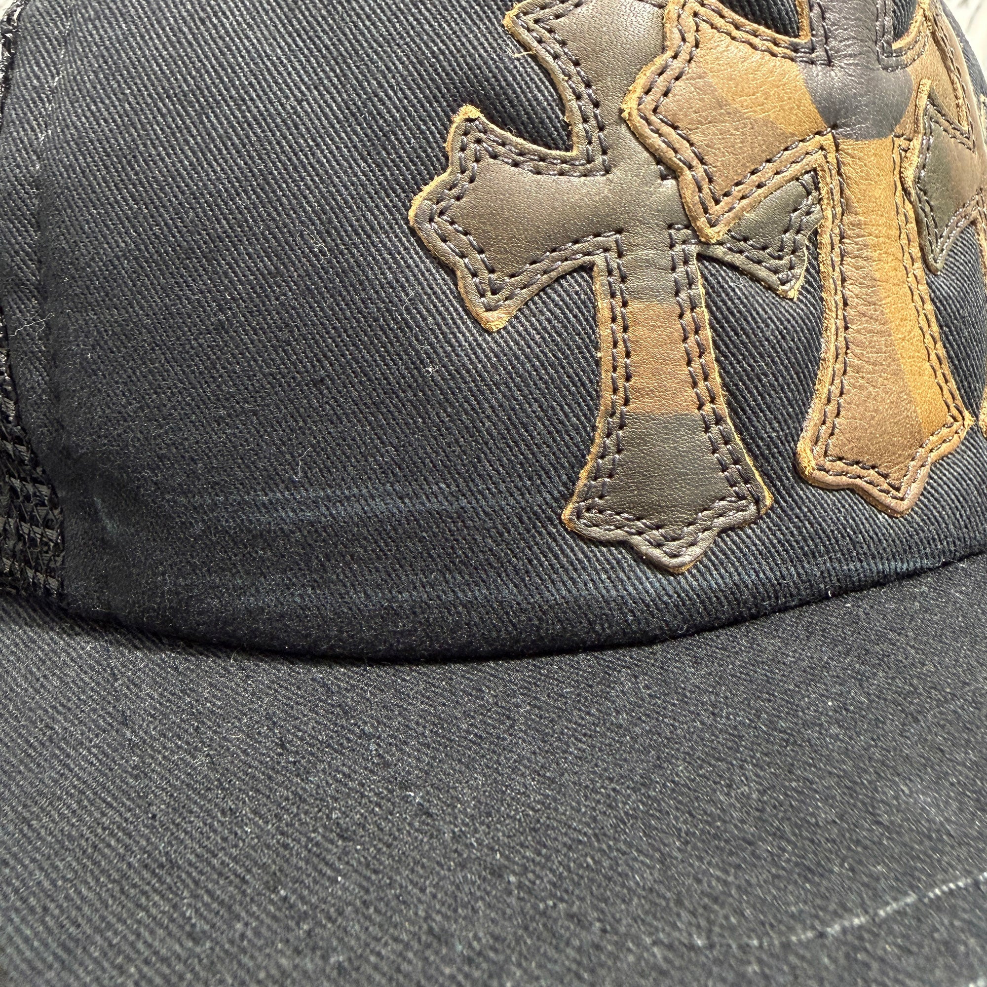 CHROME HEARTS Camo Triple Cross Leather Patch Trucker Cap ONE SIZE (51-61) クロムハーツ カモ トリプルクロス レザーパッチ トラッカーキャップ サイズONE SIZE (51-61)