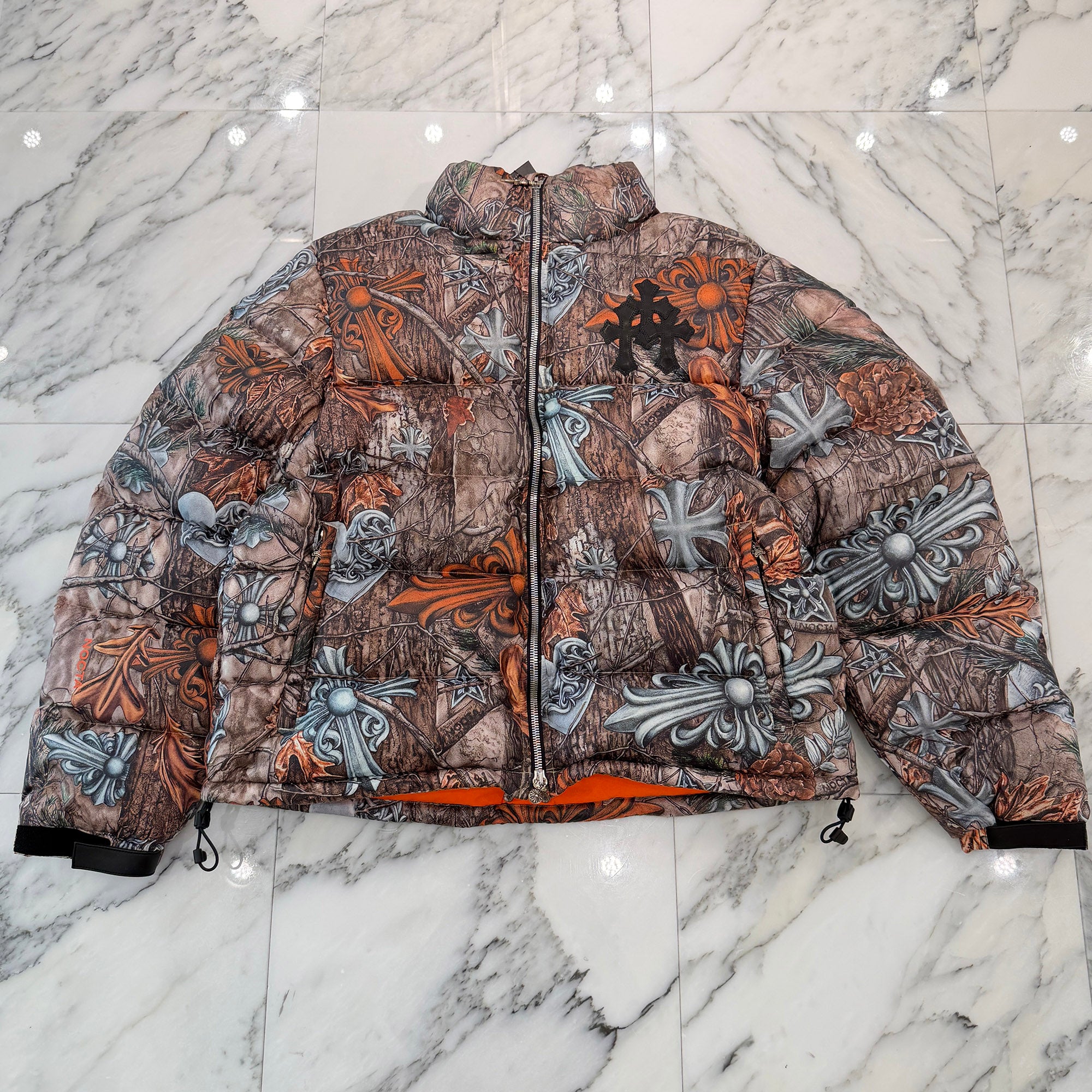 CHROME HEARTS × NIKE × Drake NOCTA 2026SS 3 Cemetery Cross Leather Patch Camo Down Jacket Size XL クロムハーツ×ナイキ×ドレイク ノクタ 3 セメタリークロス レザーパッチ カモ ダウンジャケット サイズXL