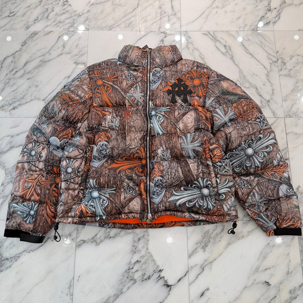 CHROME HEARTS × NIKE × Drake NOCTA 2026SS 3 Cemetery Cross Leather Patch Camo Down Jacket Size XL クロムハーツ×ナイキ×ドレイク ノクタ 3 セメタリークロス レザーパッチ カモ ダウンジャケット サイズXL