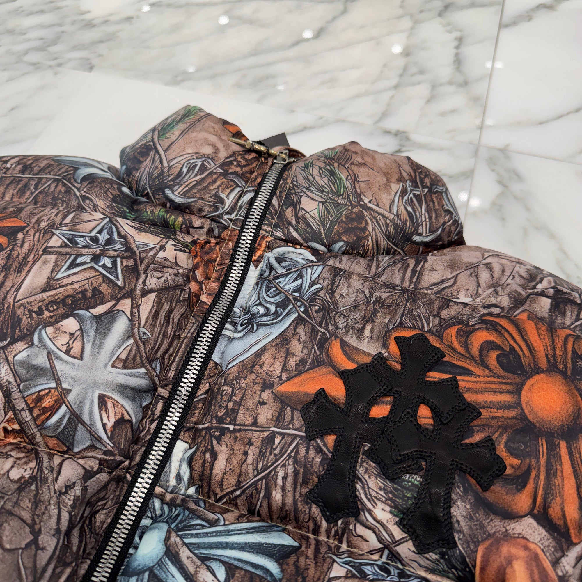 CHROME HEARTS × NIKE × Drake NOCTA 2026SS 3 Cemetery Cross Leather Patch Camo Down Jacket Size XL クロムハーツ×ナイキ×ドレイク ノクタ 3 セメタリークロス レザーパッチ カモ ダウンジャケット サイズXL