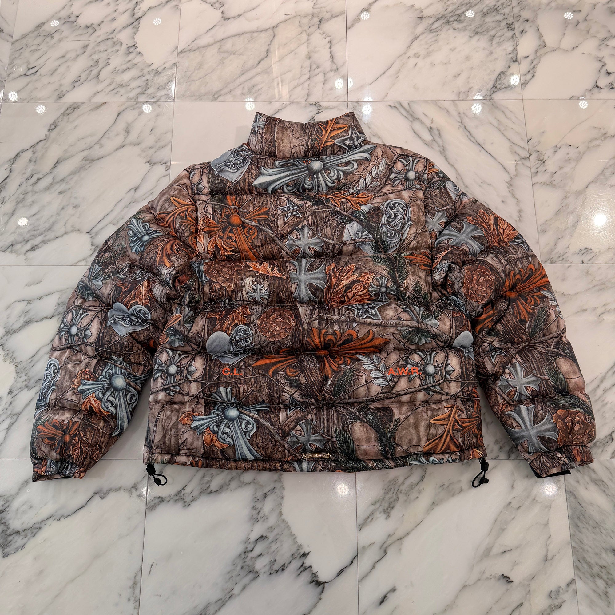 CHROME HEARTS × NIKE × Drake NOCTA 2026SS 3 Cemetery Cross Leather Patch Camo Down Jacket Size XL クロムハーツ×ナイキ×ドレイク ノクタ 3 セメタリークロス レザーパッチ カモ ダウンジャケット サイズXL